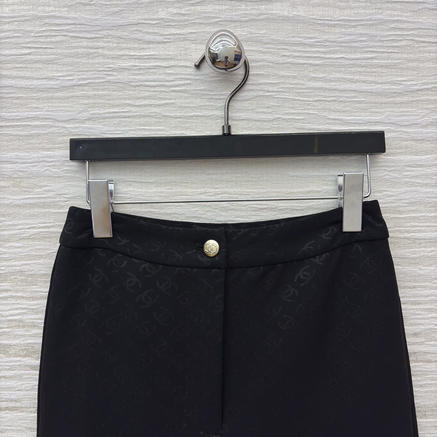 香家黑色喇叭裤 满印暗纹双C低调显贵 裤腿处立体绗缝Logo 白色明线撞色 复古廓形自带松弛时髦感 日常