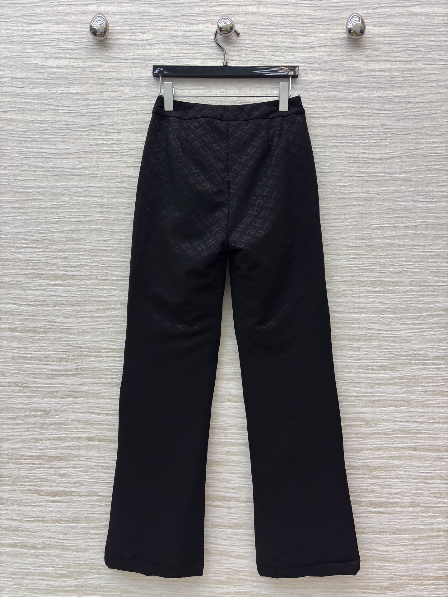 香家黑色喇叭裤 满印暗纹双C低调显贵 裤腿处立体绗缝Logo 白色明线撞色 复古廓形自带松弛时髦感 日常