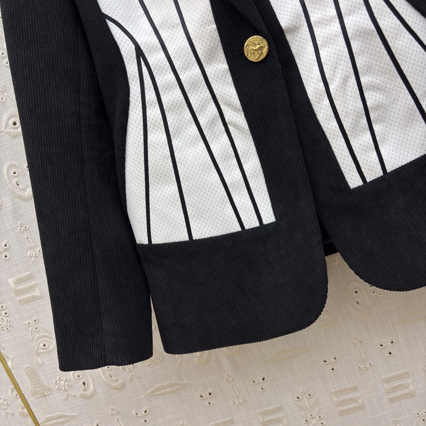 Sch 26新款 灯芯绒西装外套 把复古灯芯绒和“小蛮腰”设计 柔软舒适 复古灯芯绒材质 拼接撞色小蛮腰