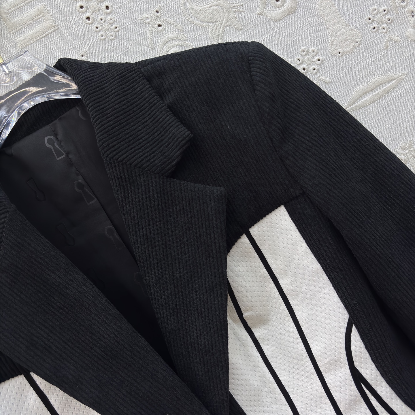 Sch 26新款 灯芯绒西装外套 把复古灯芯绒和“小蛮腰”设计 柔软舒适 复古灯芯绒材质 拼接撞色小蛮腰