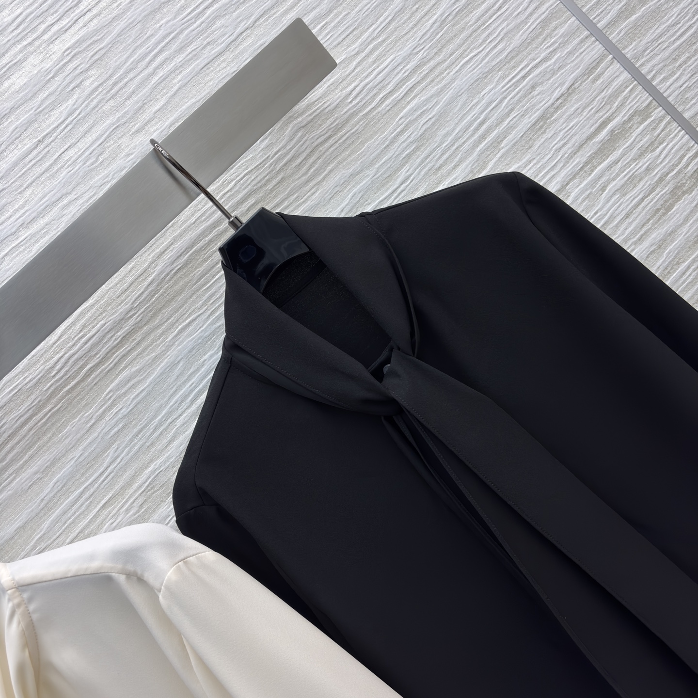 L家飘带喇叭袖衬衫 两种气质一键拿捏~黑色自带清冷大小姐氛围感 米白温柔又衬肤色 领口飘带夸张喇叭袖 甜