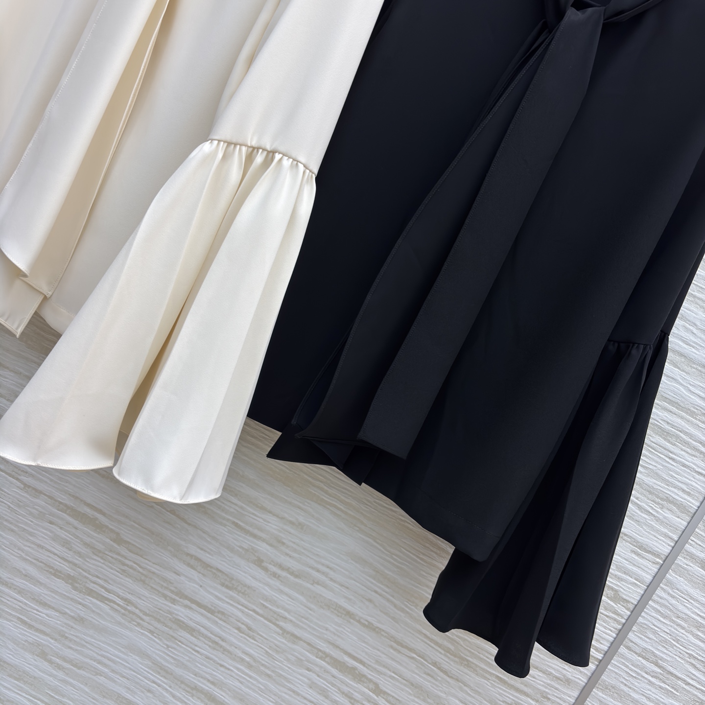 L家飘带喇叭袖衬衫 两种气质一键拿捏~黑色自带清冷大小姐氛围感 米白温柔又衬肤色 领口飘带夸张喇叭袖 甜