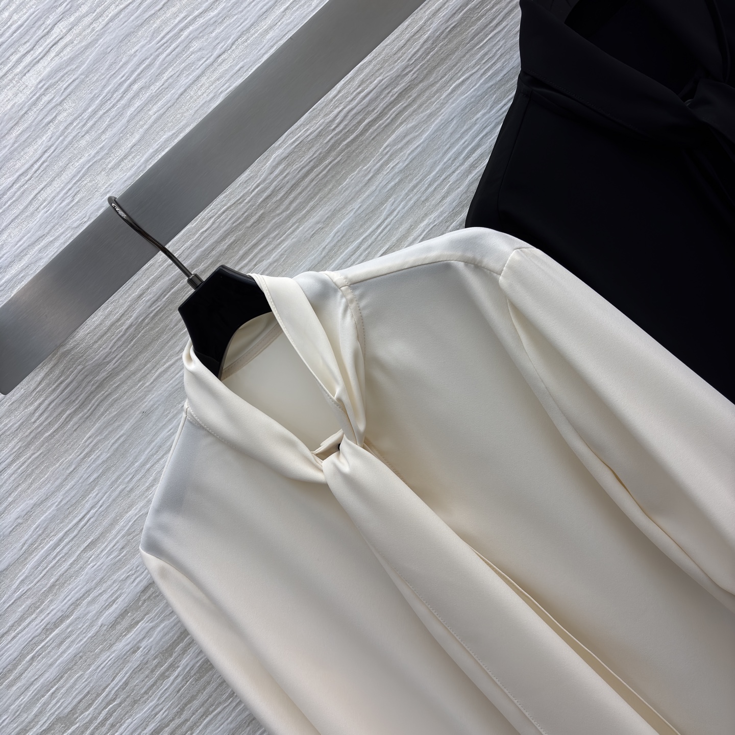 L家飘带喇叭袖衬衫 两种气质一键拿捏~黑色自带清冷大小姐氛围感 米白温柔又衬肤色 领口飘带夸张喇叭袖 甜