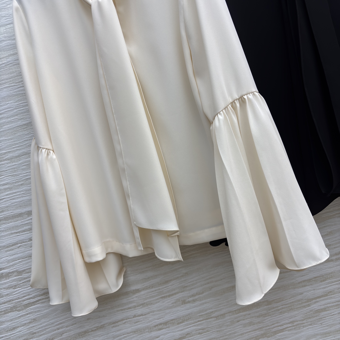 L家飘带喇叭袖衬衫 两种气质一键拿捏~黑色自带清冷大小姐氛围感 米白温柔又衬肤色 领口飘带夸张喇叭袖 甜