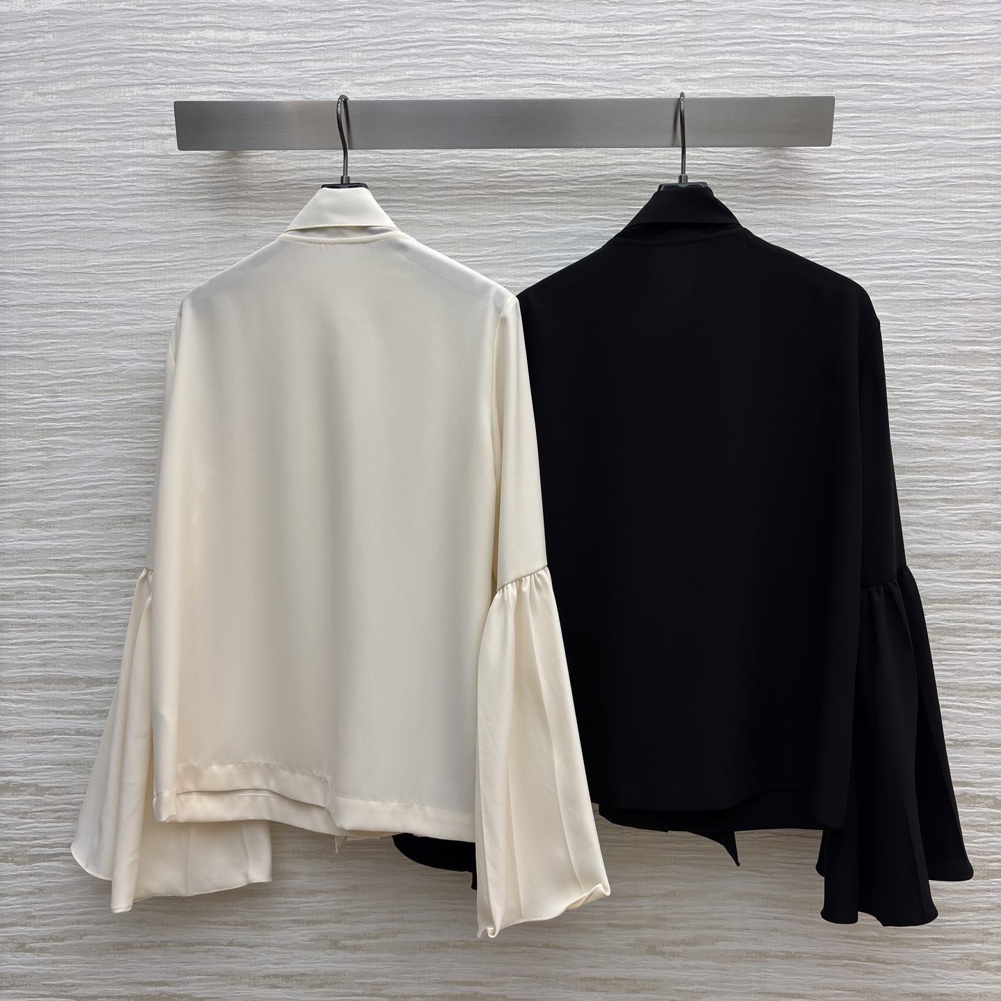 L家飘带喇叭袖衬衫 两种气质一键拿捏~黑色自带清冷大小姐氛围感 米白温柔又衬肤色 领口飘带夸张喇叭袖 甜