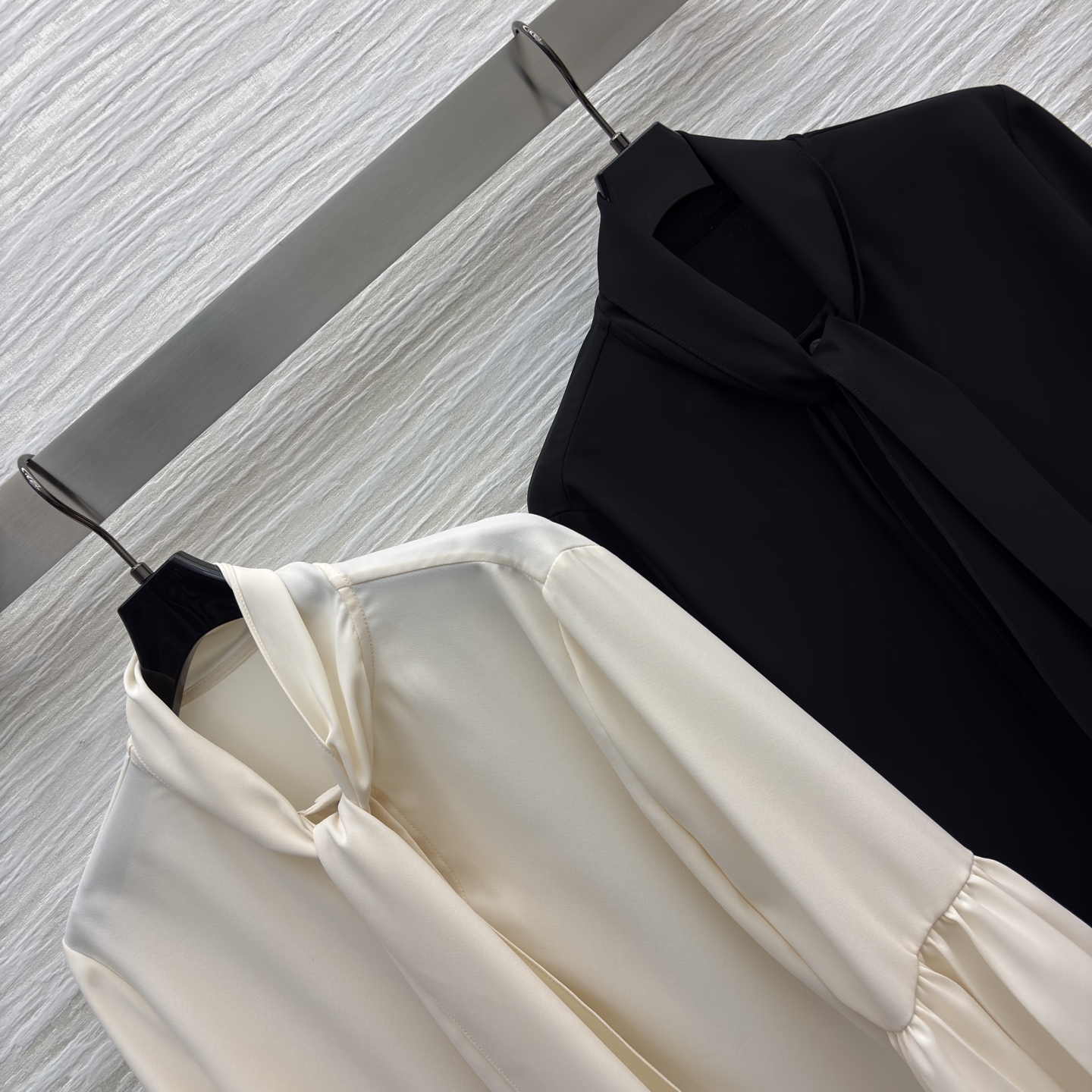 L家飘带喇叭袖衬衫 两种气质一键拿捏~黑色自带清冷大小姐氛围感 米白温柔又衬肤色 领口飘带夸张喇叭袖 甜