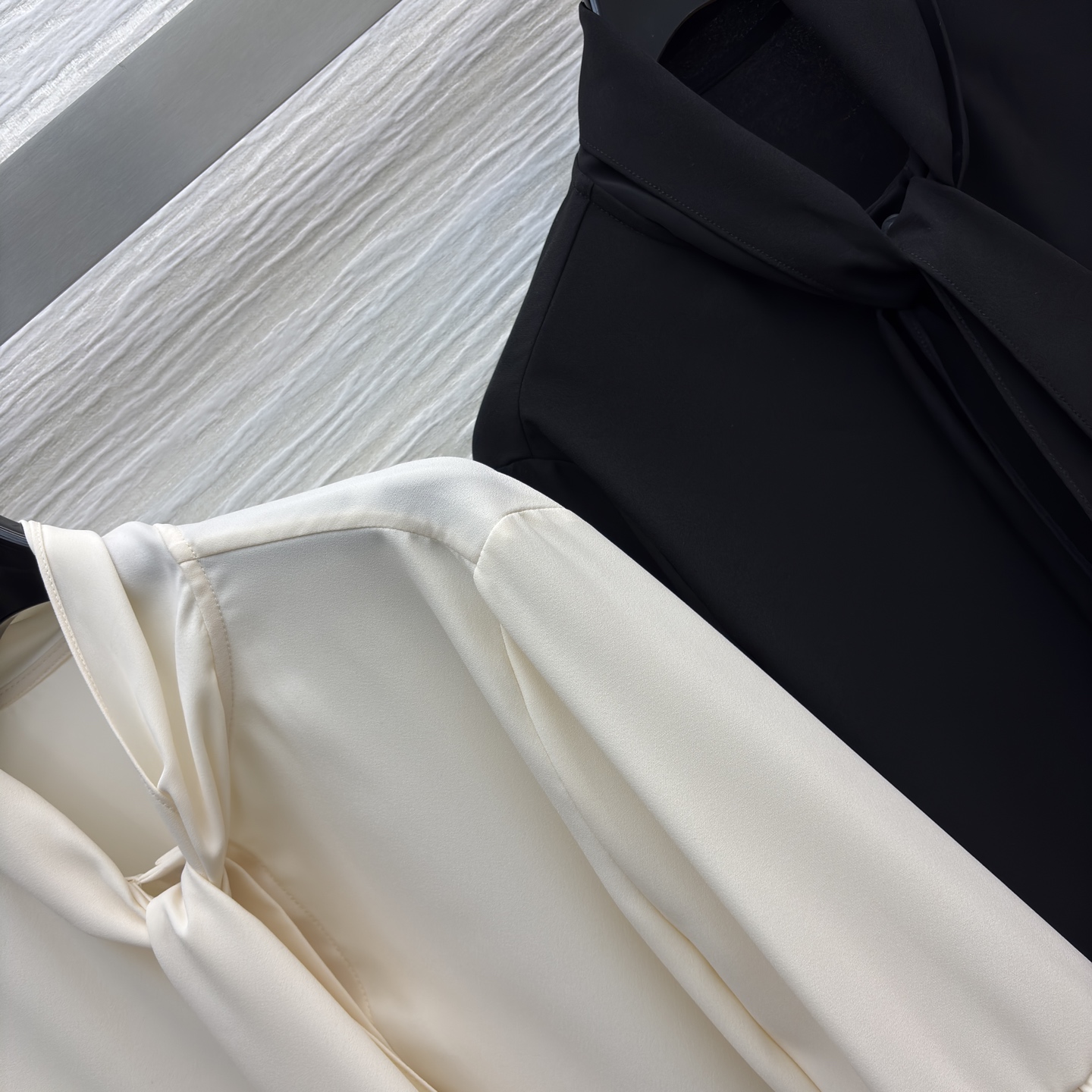 L家飘带喇叭袖衬衫 两种气质一键拿捏~黑色自带清冷大小姐氛围感 米白温柔又衬肤色 领口飘带夸张喇叭袖 甜