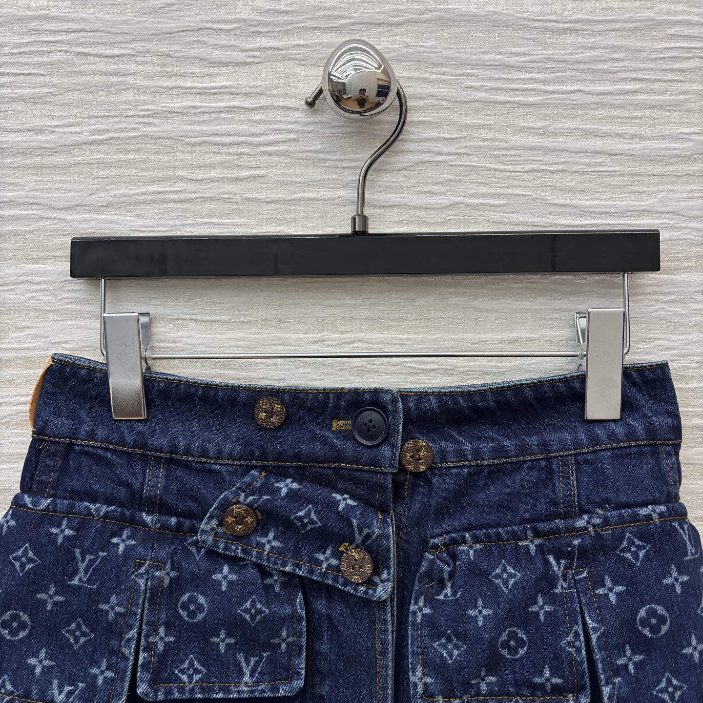 L家老花牛仔短裙 做旧牛仔碰撞经典老花 复古贵气感直接拉满 立体工装口袋金属纽扣 细节里藏着酷飒格调 高