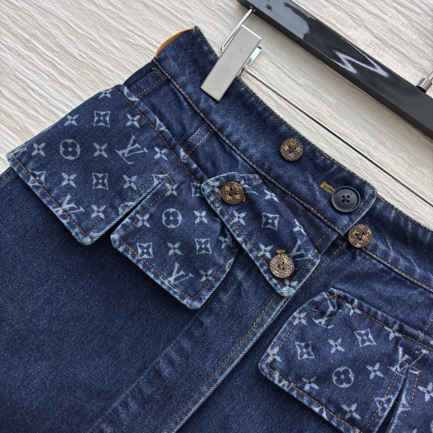 L家老花牛仔短裙 做旧牛仔碰撞经典老花 复古贵气感直接拉满 立体工装口袋金属纽扣 细节里藏着酷飒格调 高