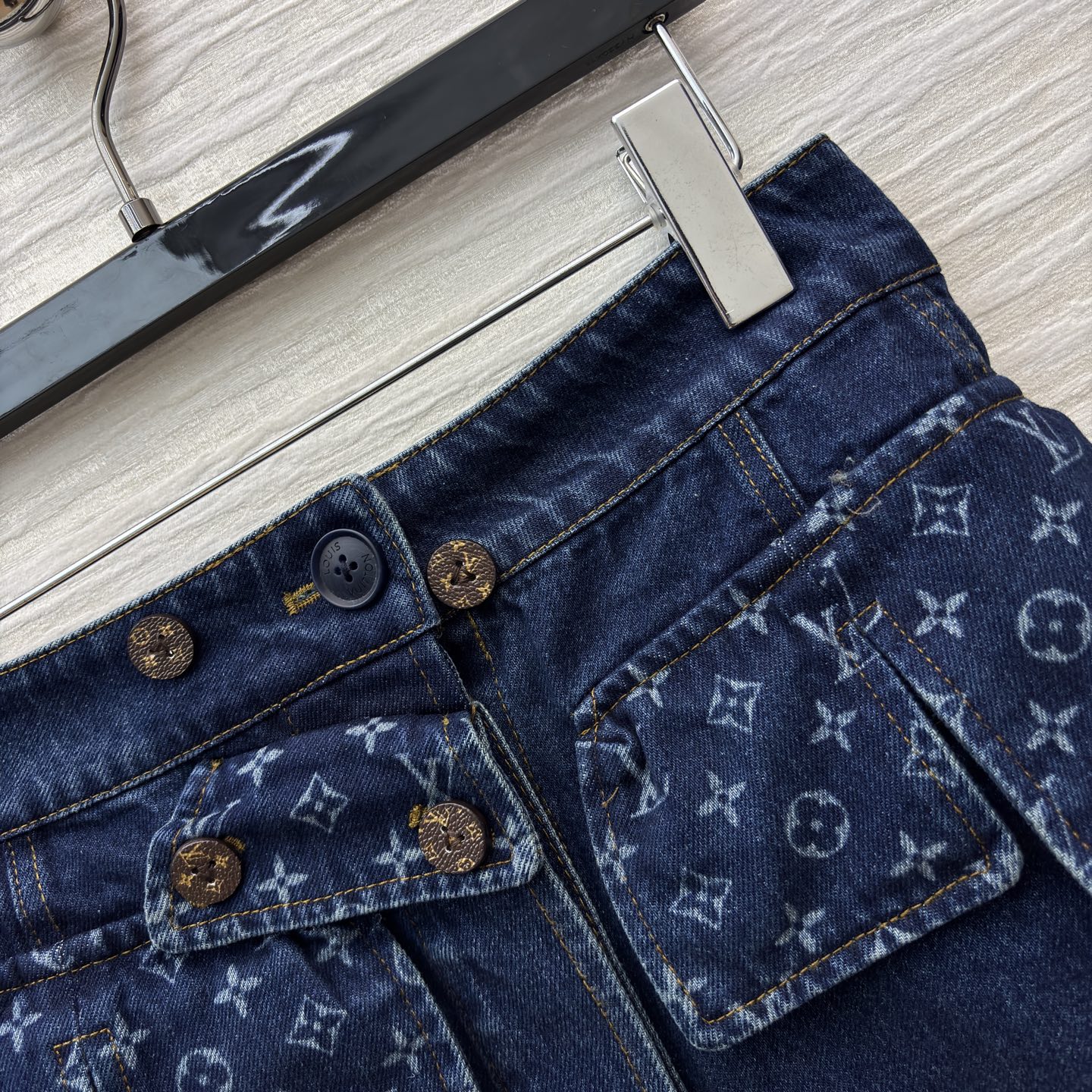 L家老花牛仔短裙 做旧牛仔碰撞经典老花 复古贵气感直接拉满 立体工装口袋金属纽扣 细节里藏着酷飒格调 高