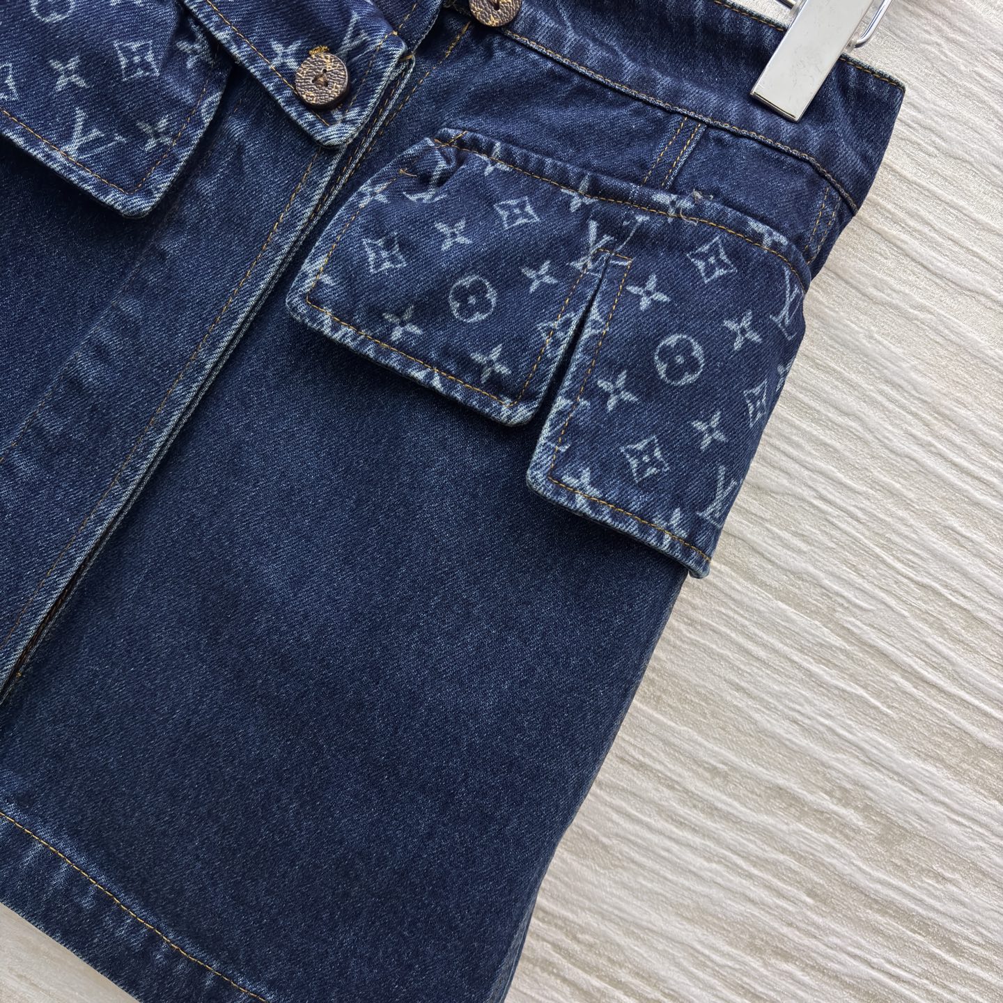 L家老花牛仔短裙 做旧牛仔碰撞经典老花 复古贵气感直接拉满 立体工装口袋金属纽扣 细节里藏着酷飒格调 高