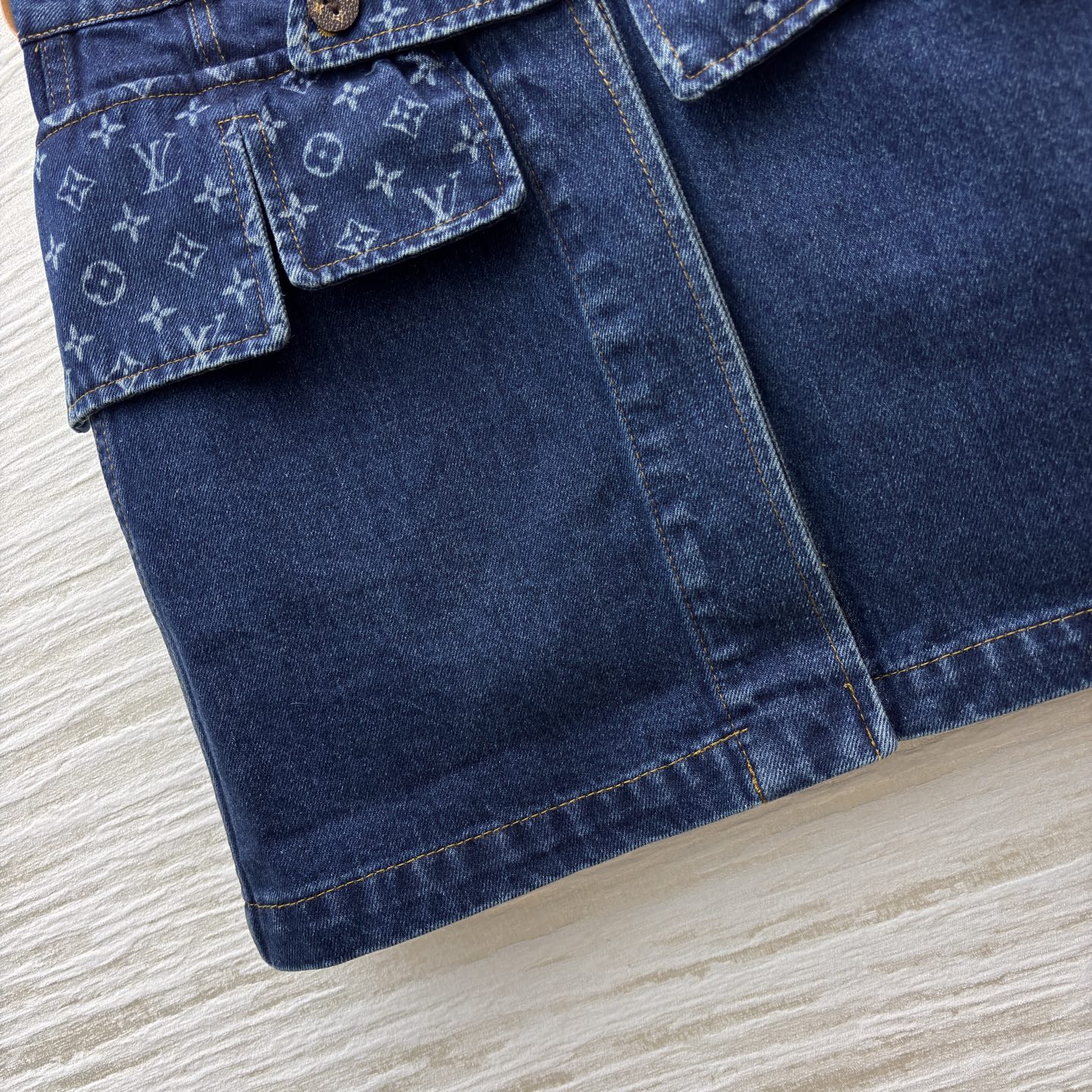 L家老花牛仔短裙 做旧牛仔碰撞经典老花 复古贵气感直接拉满 立体工装口袋金属纽扣 细节里藏着酷飒格调 高