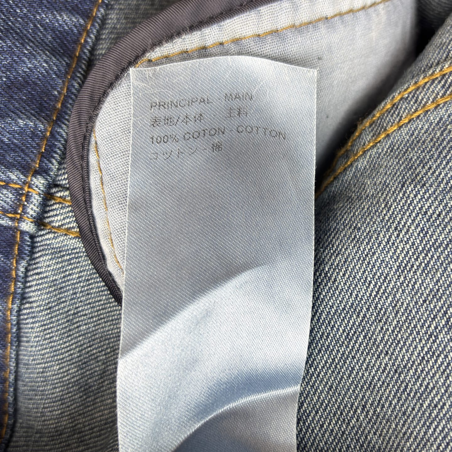 L家老花牛仔短裙 做旧牛仔碰撞经典老花 复古贵气感直接拉满 立体工装口袋金属纽扣 细节里藏着酷飒格调 高