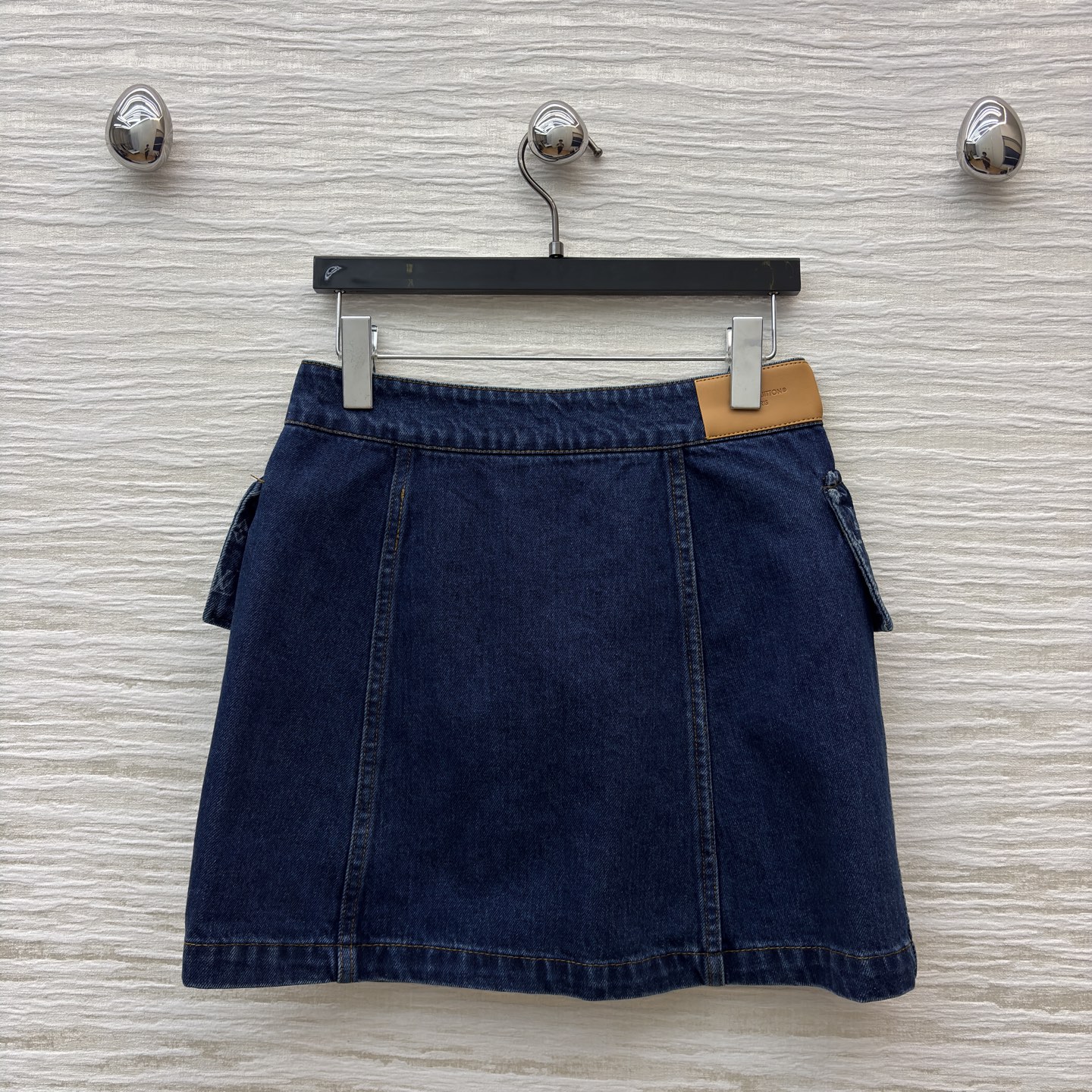 L家老花牛仔短裙 做旧牛仔碰撞经典老花 复古贵气感直接拉满 立体工装口袋金属纽扣 细节里藏着酷飒格调 高