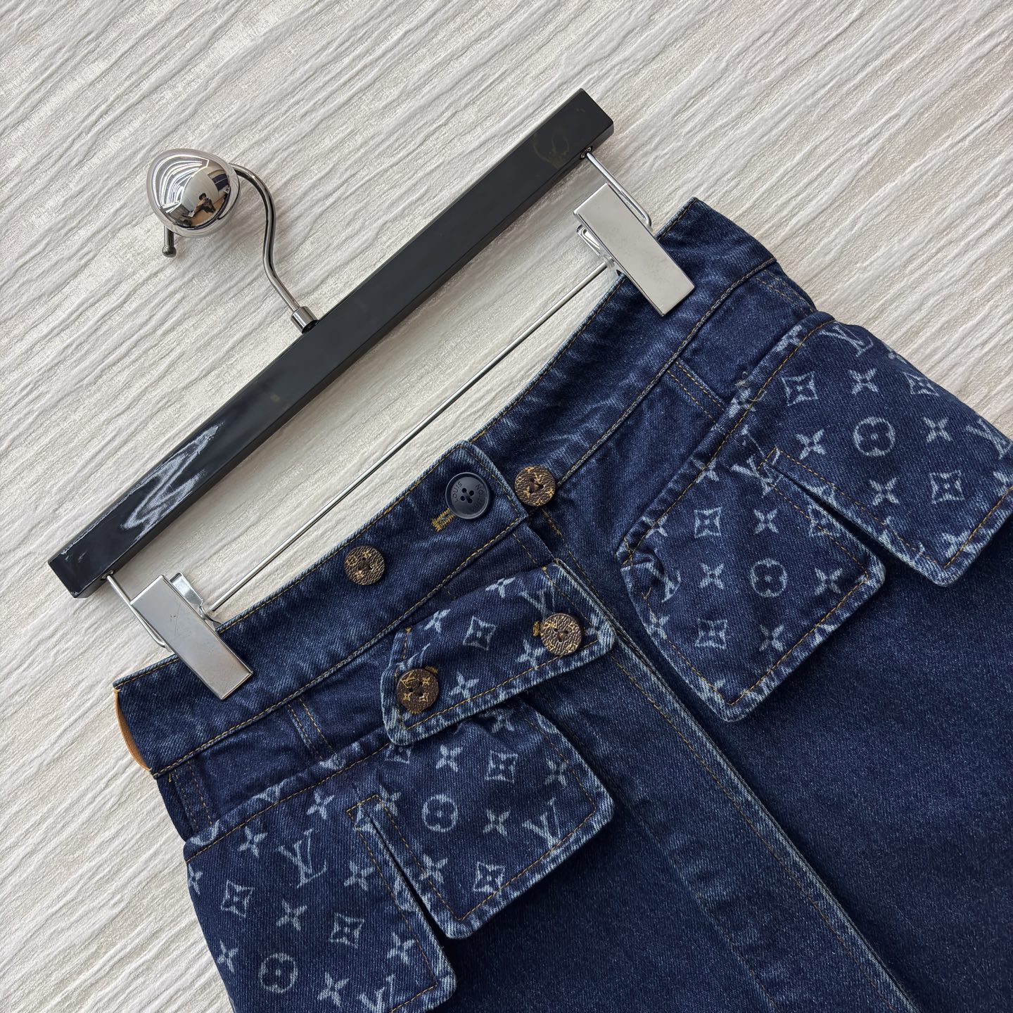 L家老花牛仔短裙 做旧牛仔碰撞经典老花 复古贵气感直接拉满 立体工装口袋金属纽扣 细节里藏着酷飒格调 高