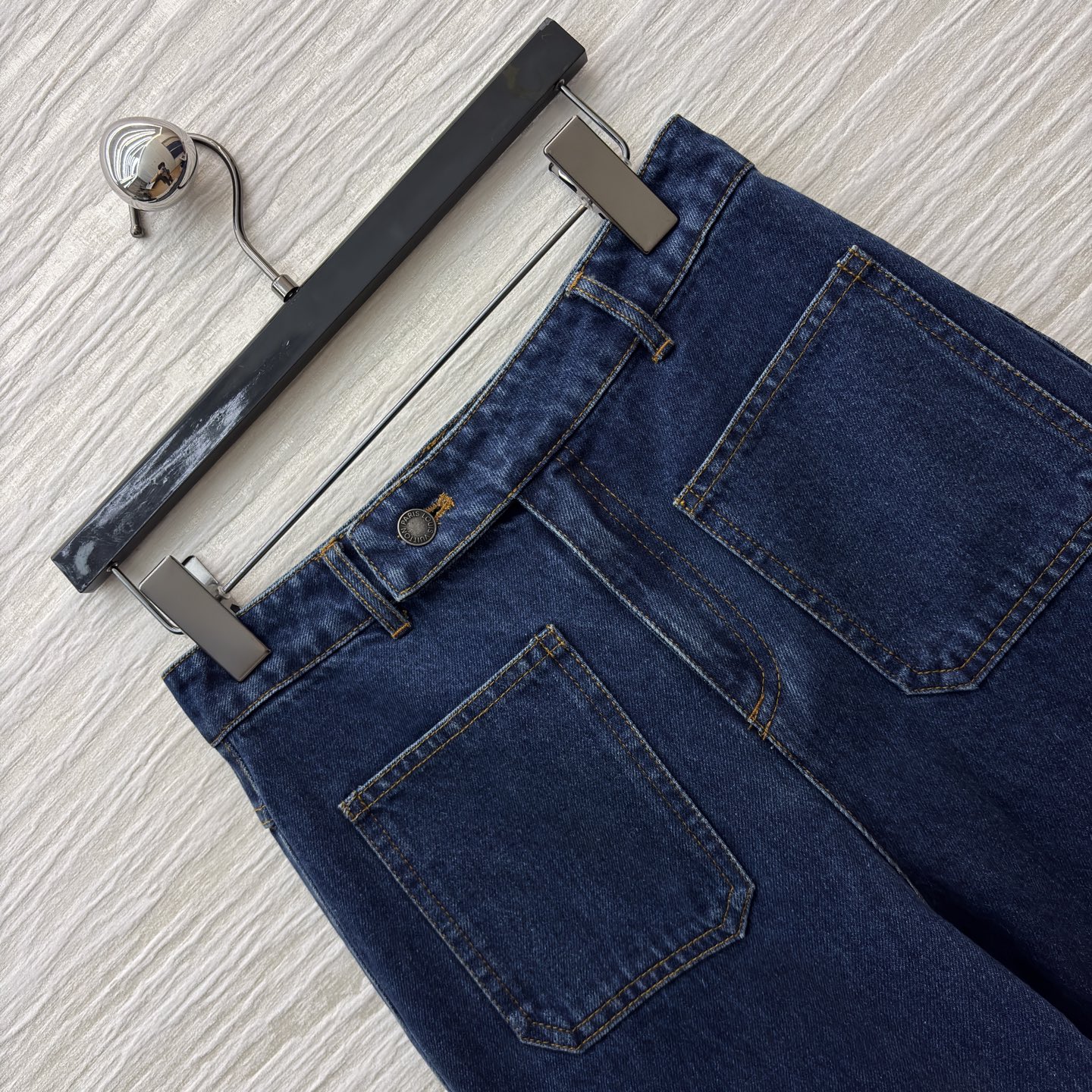 L家 老花拼接牛仔裤 深邃牛仔蓝撞上经典老花拼接 复古质感直接拉满 直筒版型藏肉又显腿直 细节缝线自带利