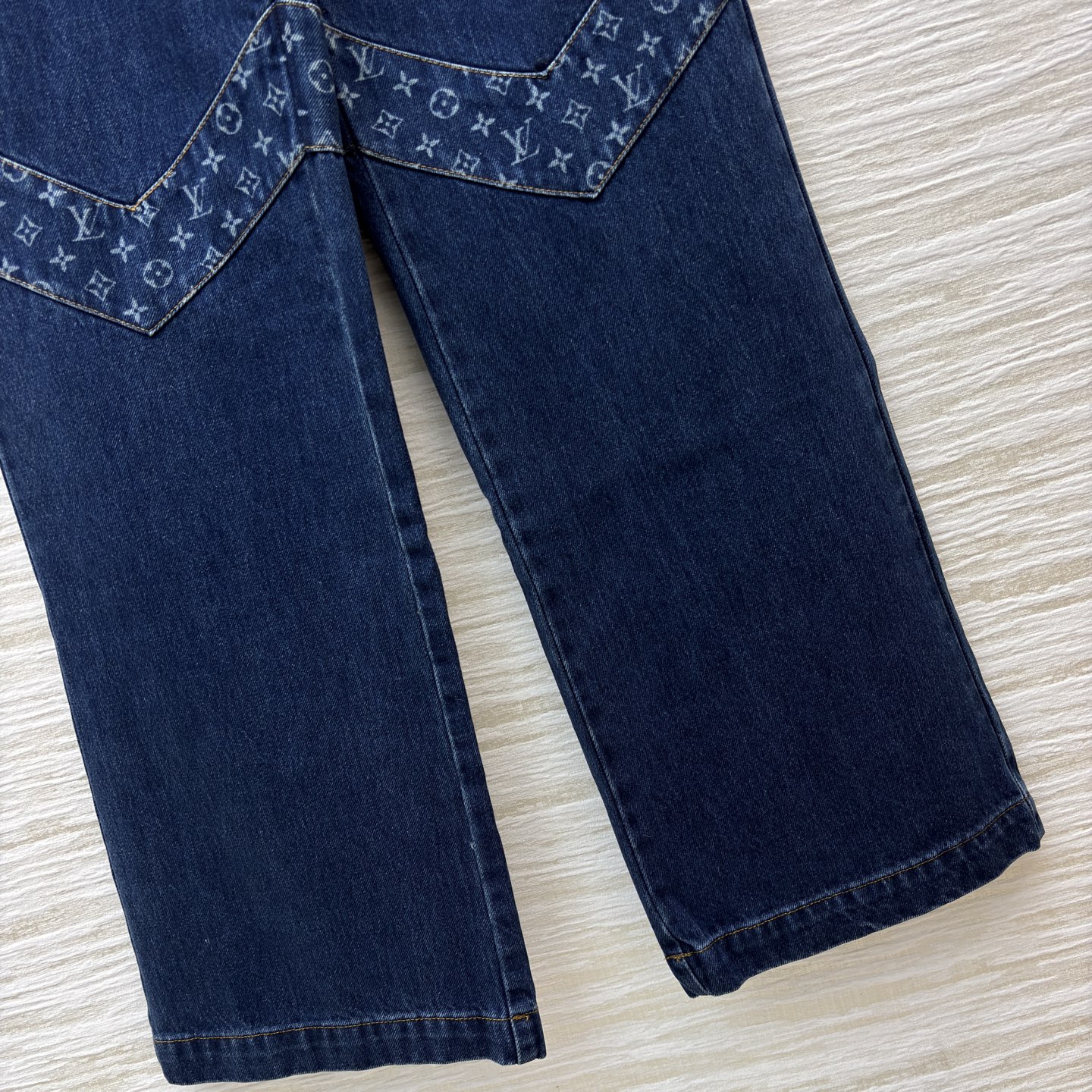 L家 老花拼接牛仔裤 深邃牛仔蓝撞上经典老花拼接 复古质感直接拉满 直筒版型藏肉又显腿直 细节缝线自带利