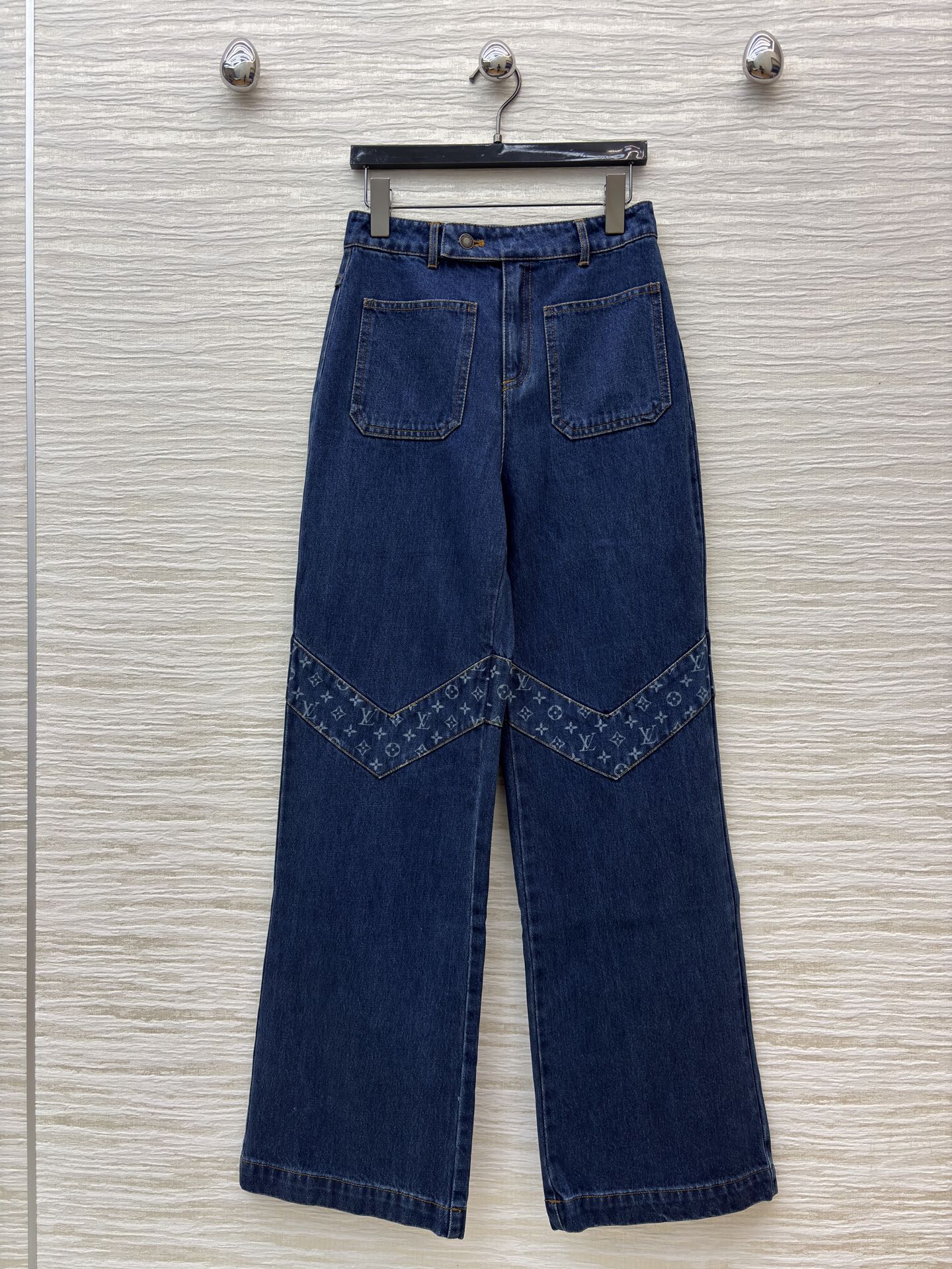 L家 老花拼接牛仔裤 深邃牛仔蓝撞上经典老花拼接 复古质感直接拉满 直筒版型藏肉又显腿直 细节缝线自带利