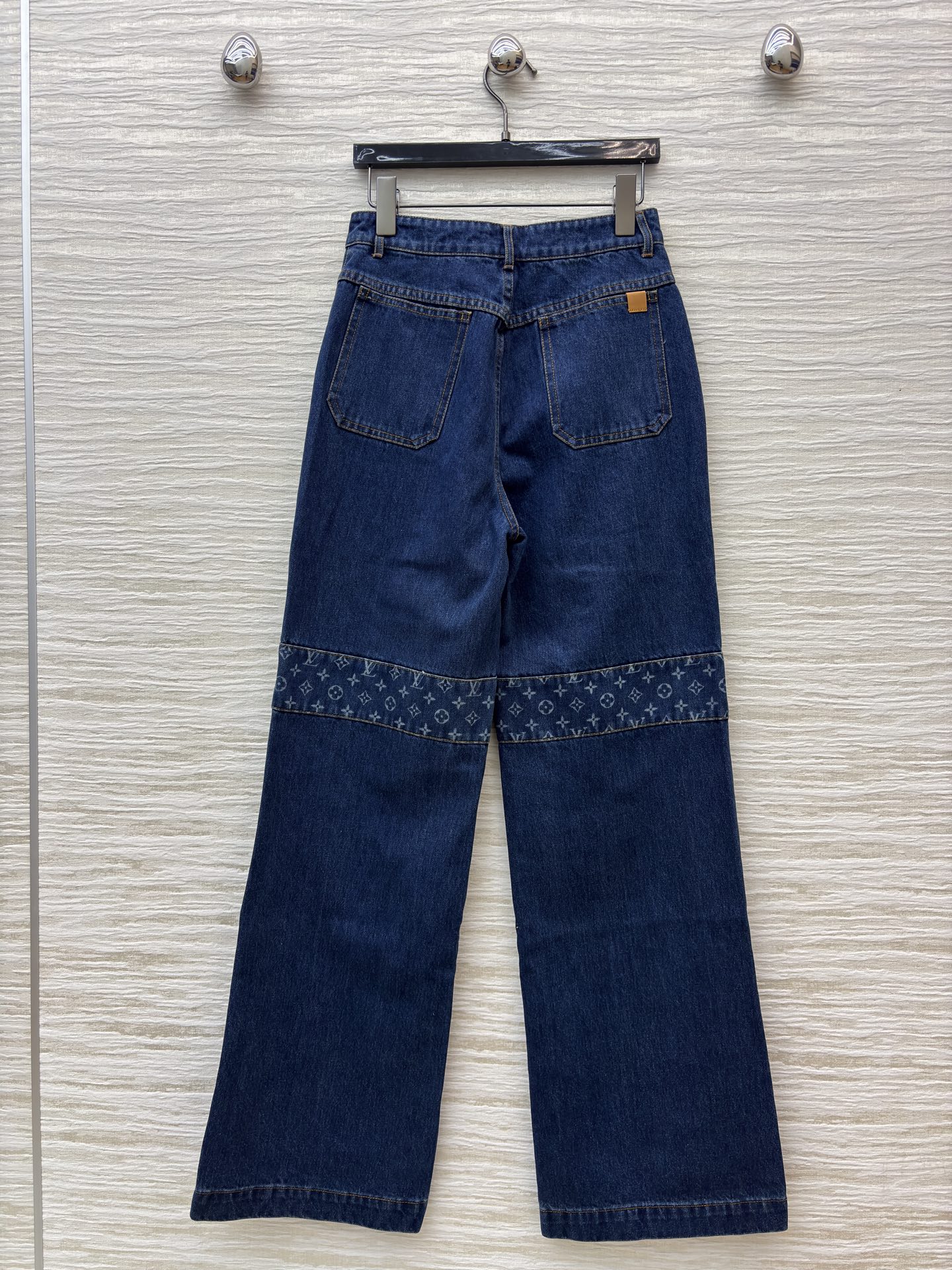 L家 老花拼接牛仔裤 深邃牛仔蓝撞上经典老花拼接 复古质感直接拉满 直筒版型藏肉又显腿直 细节缝线自带利