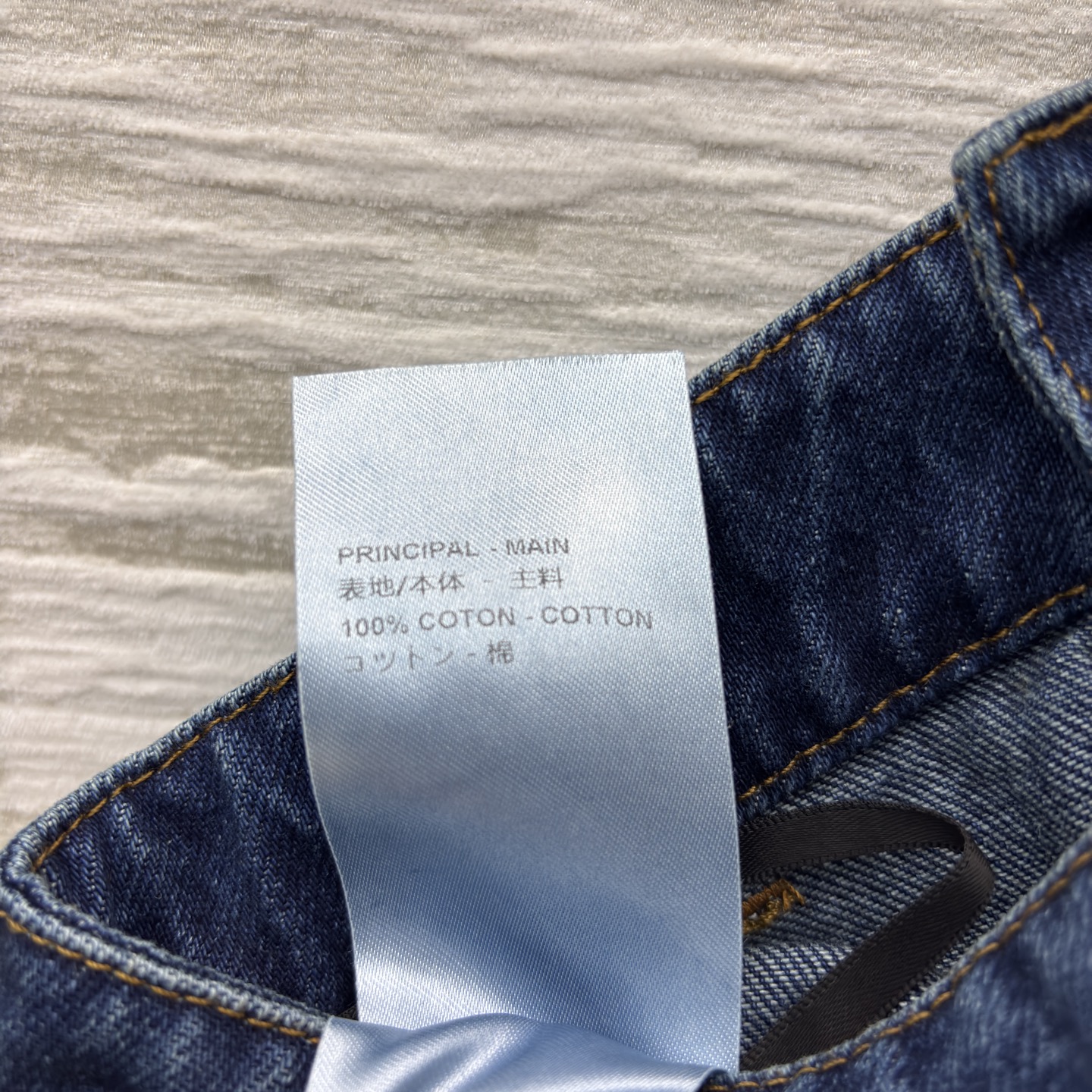 L家 老花拼接牛仔裤 深邃牛仔蓝撞上经典老花拼接 复古质感直接拉满 直筒版型藏肉又显腿直 细节缝线自带利