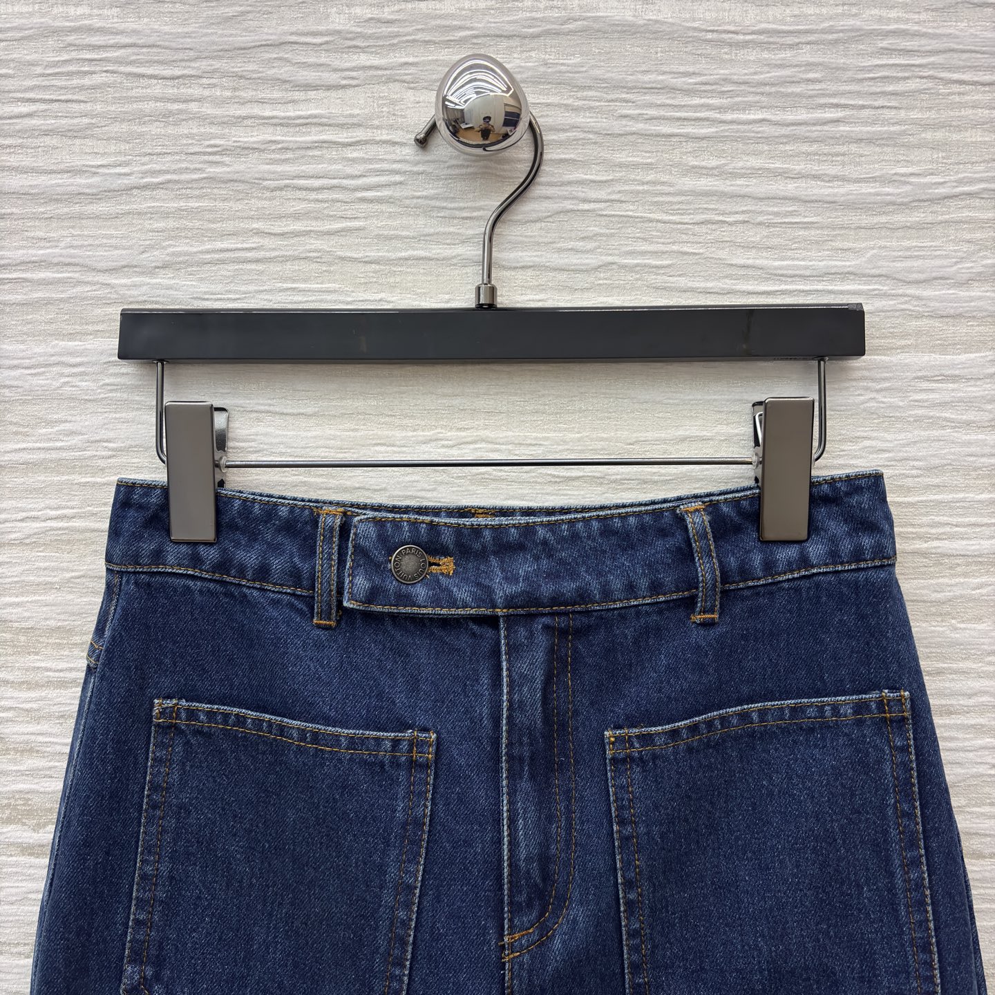 L家 老花拼接牛仔裤 深邃牛仔蓝撞上经典老花拼接 复古质感直接拉满 直筒版型藏肉又显腿直 细节缝线自带利