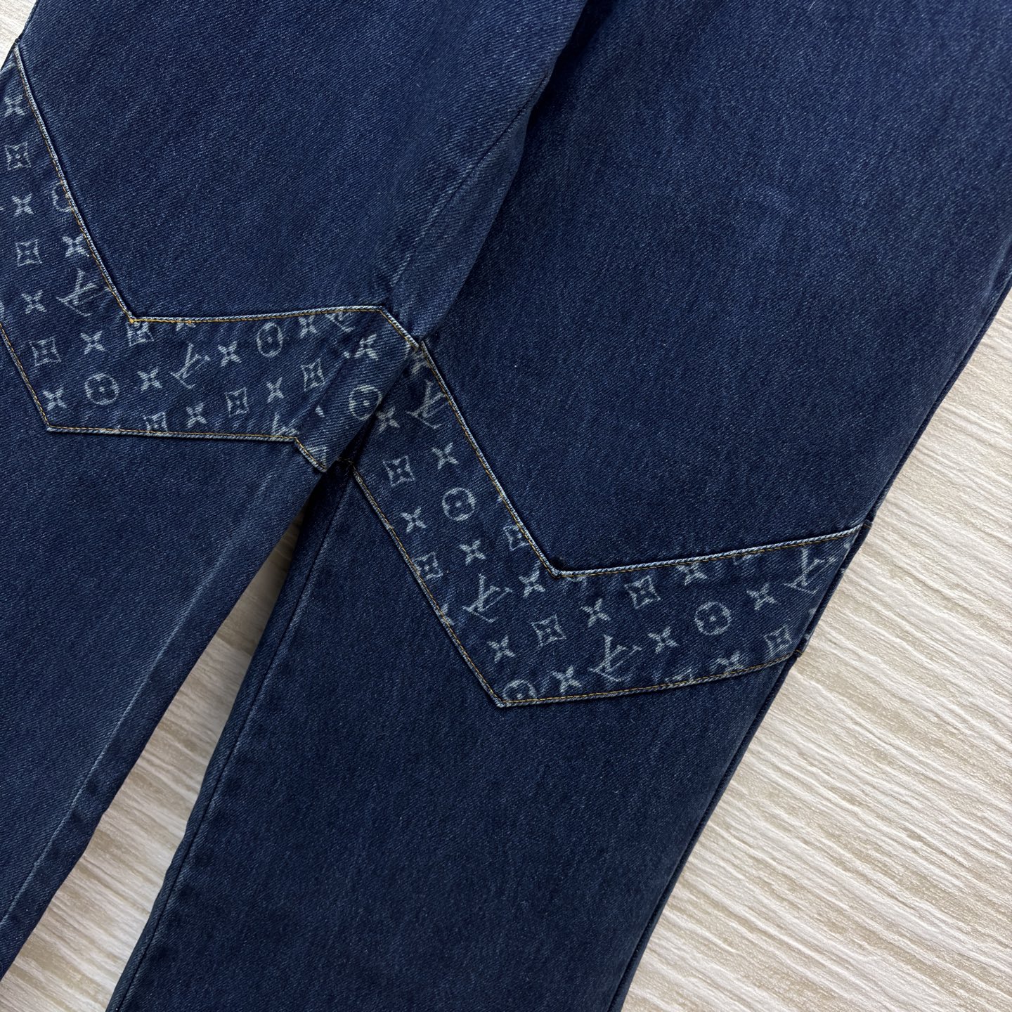 L家 老花拼接牛仔裤 深邃牛仔蓝撞上经典老花拼接 复古质感直接拉满 直筒版型藏肉又显腿直 细节缝线自带利