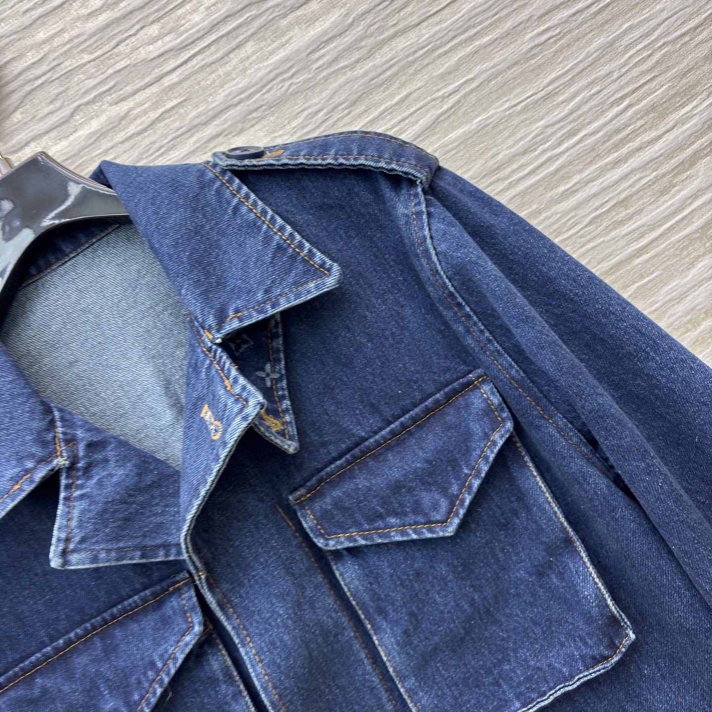 L家老花牛仔外套 做旧牛仔 经典老花拼接 复古工装风自带高奢质感 肩章设计立体大口袋 细节里藏着酷飒腔调