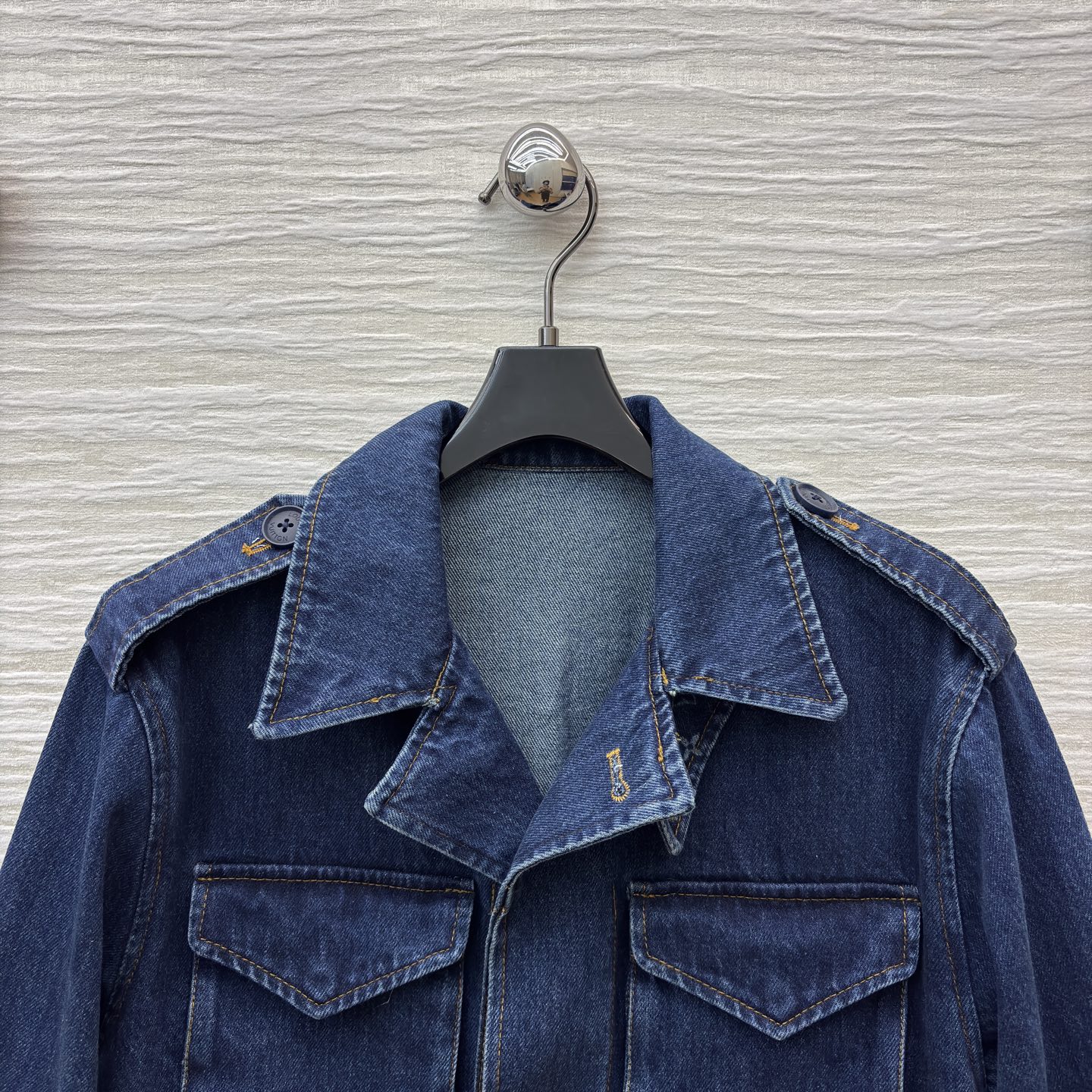 L家老花牛仔外套 做旧牛仔 经典老花拼接 复古工装风自带高奢质感 肩章设计立体大口袋 细节里藏着酷飒腔调