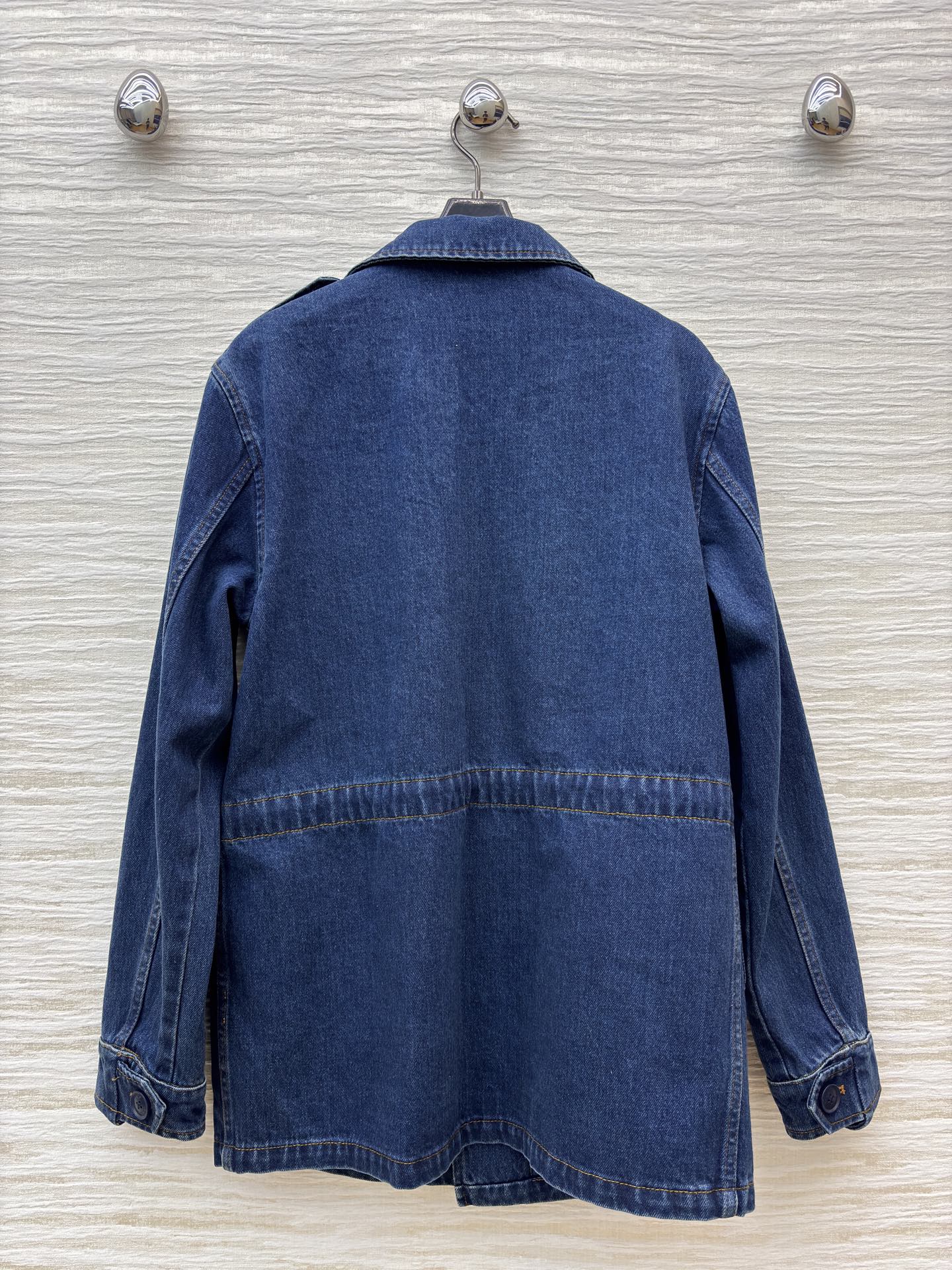 L家老花牛仔外套 做旧牛仔 经典老花拼接 复古工装风自带高奢质感 肩章设计立体大口袋 细节里藏着酷飒腔调