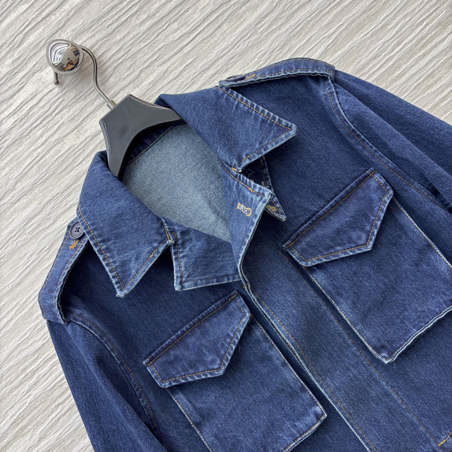 L家老花牛仔外套 做旧牛仔 经典老花拼接 复古工装风自带高奢质感 肩章设计立体大口袋 细节里藏着酷飒腔调