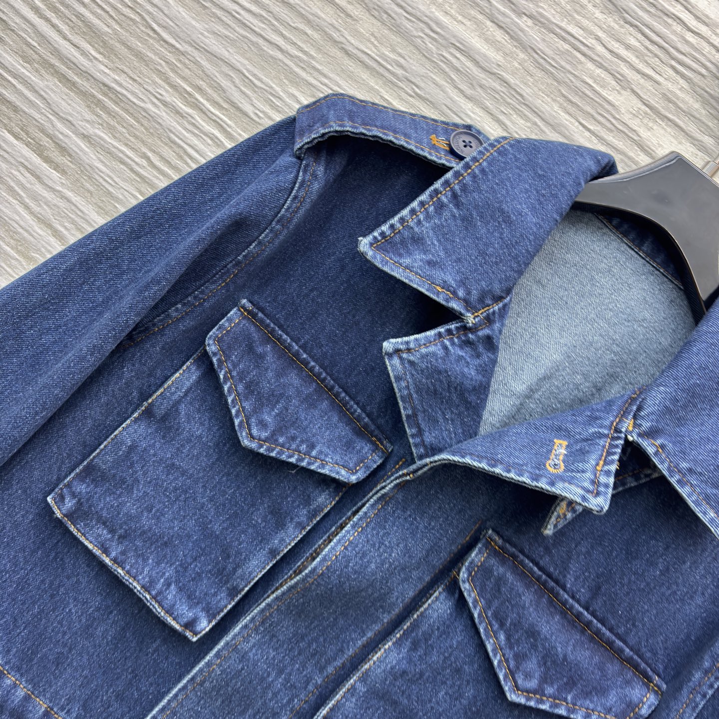 L家老花牛仔外套 做旧牛仔 经典老花拼接 复古工装风自带高奢质感 肩章设计立体大口袋 细节里藏着酷飒腔调