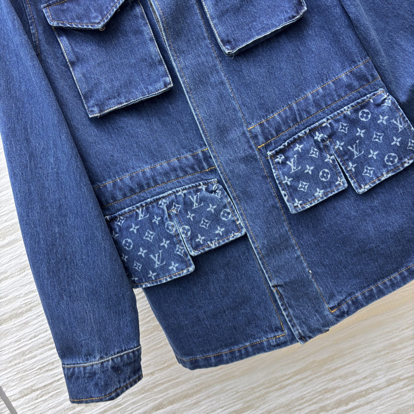 L家老花牛仔外套 做旧牛仔 经典老花拼接 复古工装风自带高奢质感 肩章设计立体大口袋 细节里藏着酷飒腔调