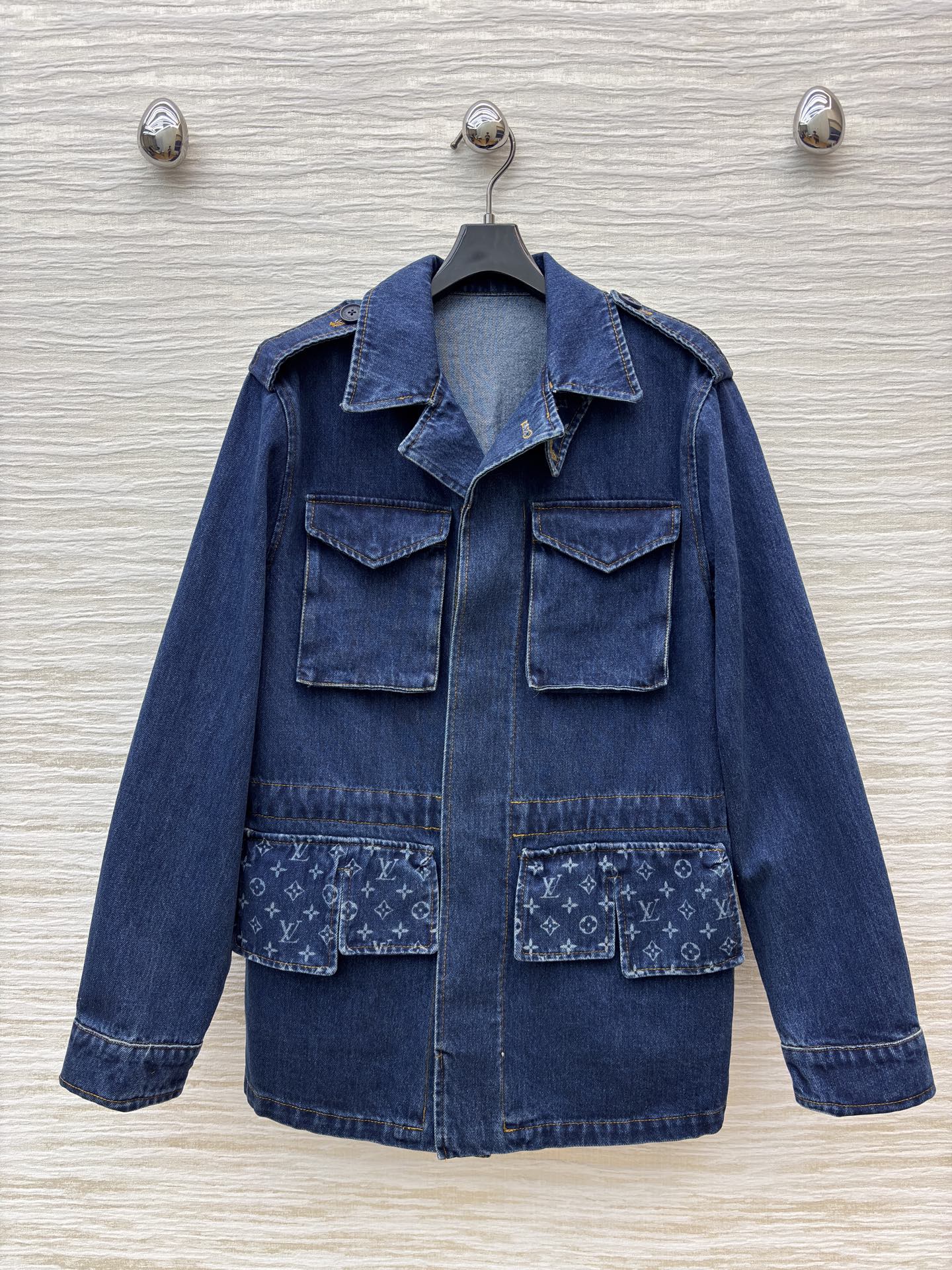 L家老花牛仔外套 做旧牛仔 经典老花拼接 复古工装风自带高奢质感 肩章设计立体大口袋 细节里藏着酷飒腔调