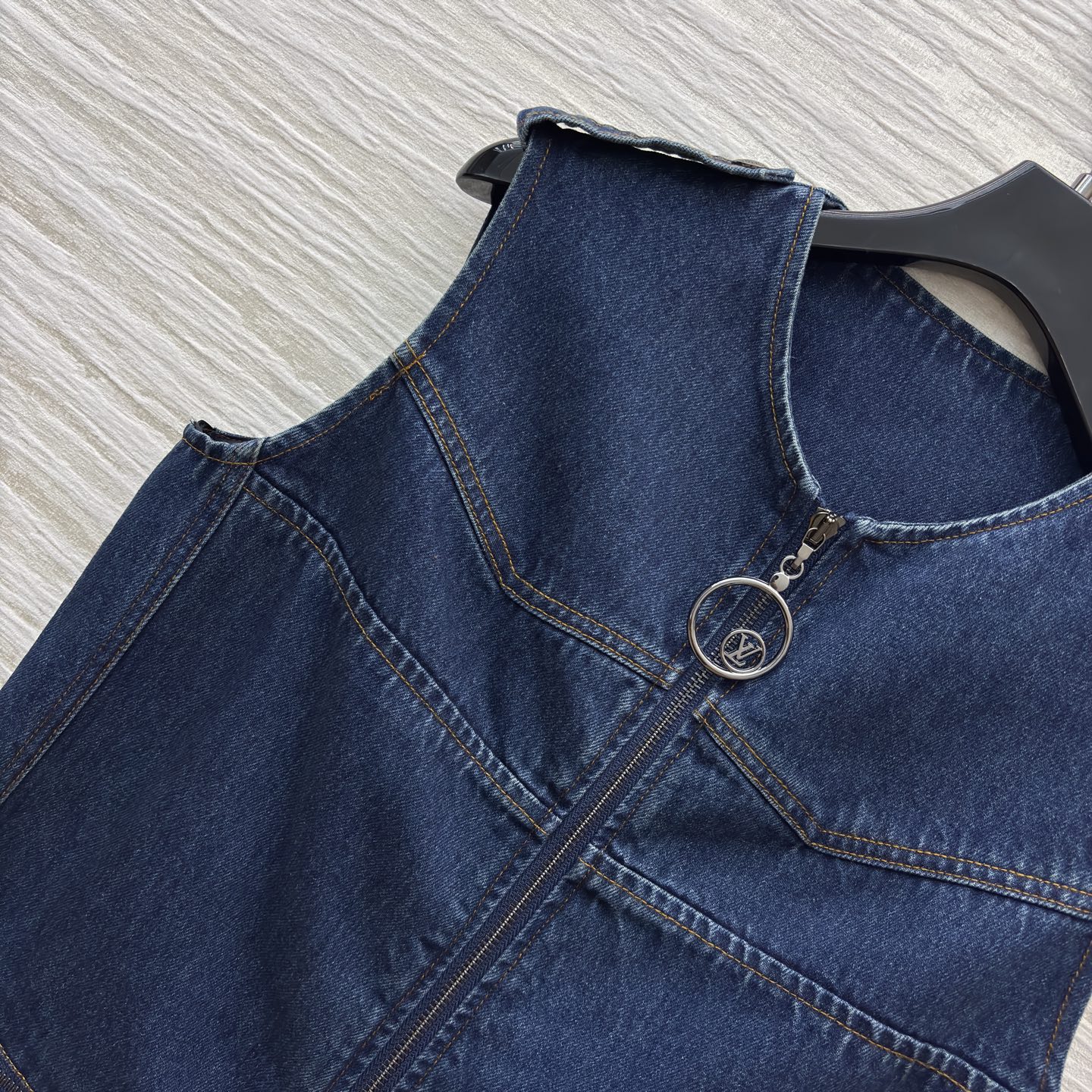 L家牛仔无袖马甲裙 做旧牛仔碰撞老花细节 酷飒工装风自带高奢氛围 拉链门襟金属圆环装饰 细节里藏满个性腔