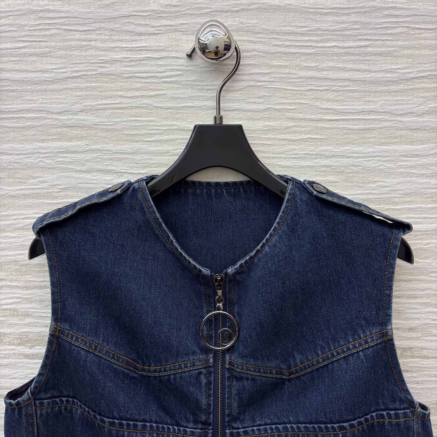 L家牛仔无袖马甲裙 做旧牛仔碰撞老花细节 酷飒工装风自带高奢氛围 拉链门襟金属圆环装饰 细节里藏满个性腔