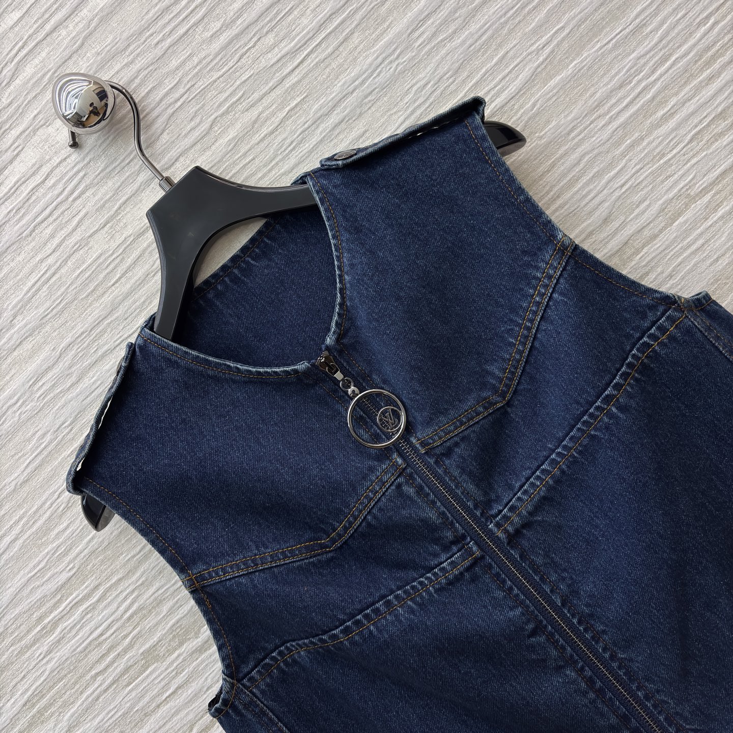 L家牛仔无袖马甲裙 做旧牛仔碰撞老花细节 酷飒工装风自带高奢氛围 拉链门襟金属圆环装饰 细节里藏满个性腔