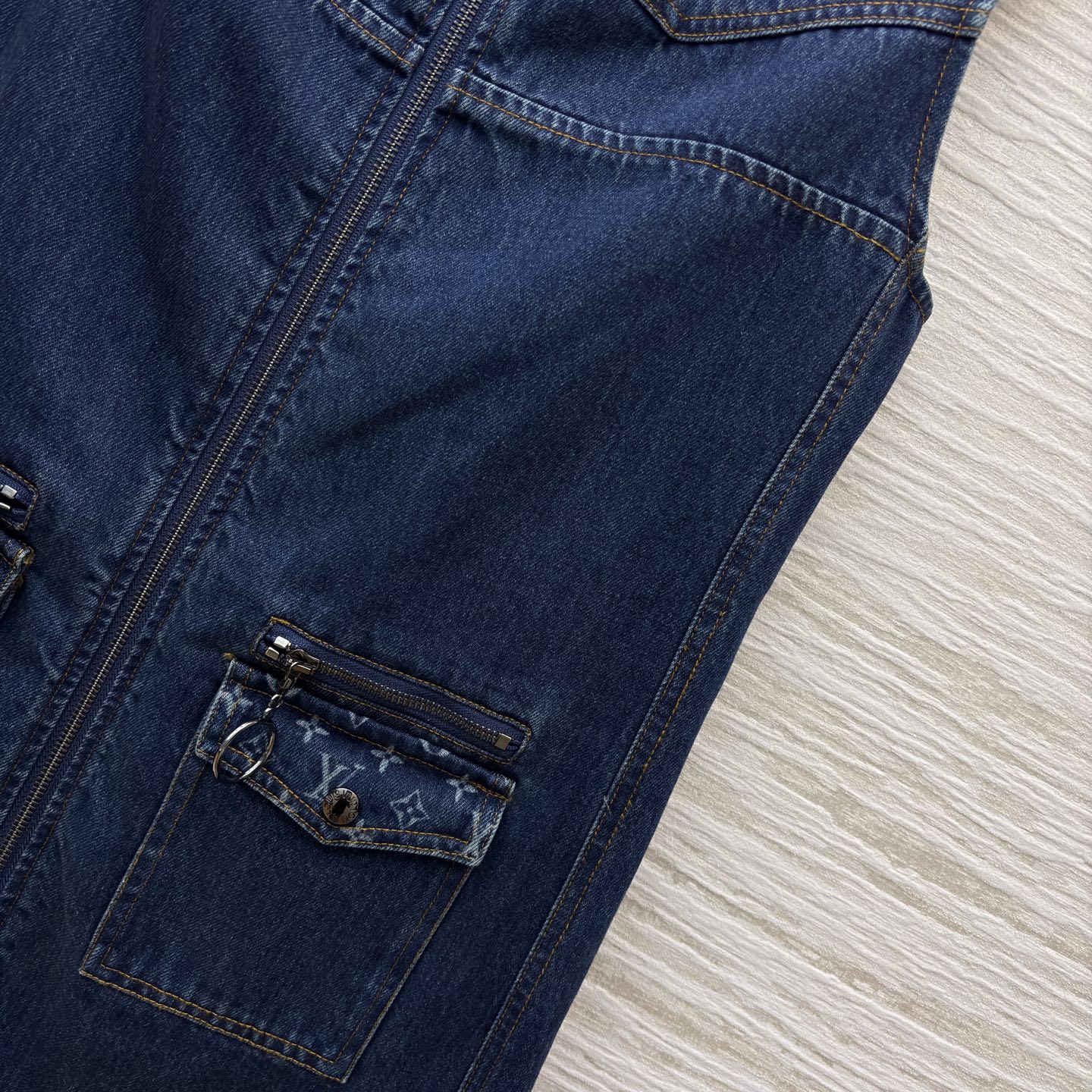 L家牛仔无袖马甲裙 做旧牛仔碰撞老花细节 酷飒工装风自带高奢氛围 拉链门襟金属圆环装饰 细节里藏满个性腔