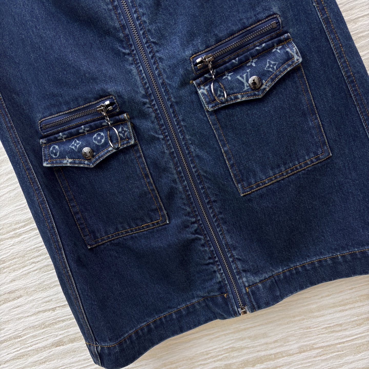 L家牛仔无袖马甲裙 做旧牛仔碰撞老花细节 酷飒工装风自带高奢氛围 拉链门襟金属圆环装饰 细节里藏满个性腔