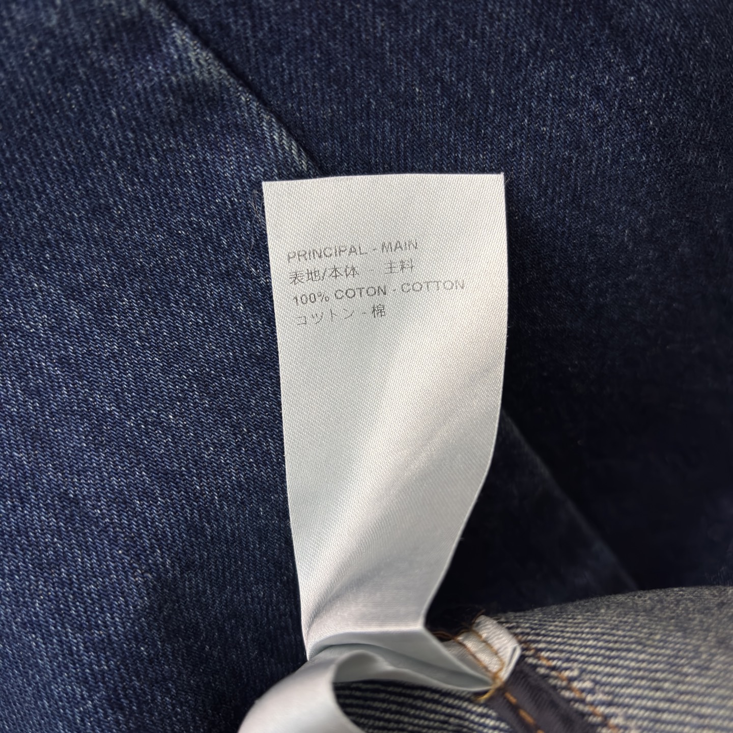 L家牛仔无袖马甲裙 做旧牛仔碰撞老花细节 酷飒工装风自带高奢氛围 拉链门襟金属圆环装饰 细节里藏满个性腔