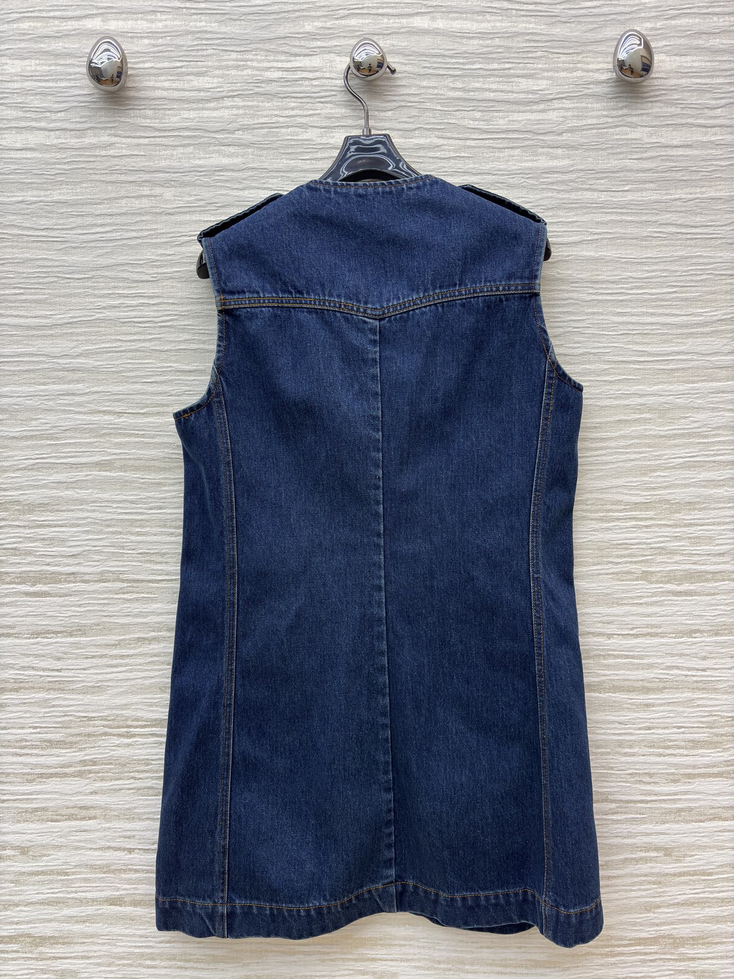 L家牛仔无袖马甲裙 做旧牛仔碰撞老花细节 酷飒工装风自带高奢氛围 拉链门襟金属圆环装饰 细节里藏满个性腔