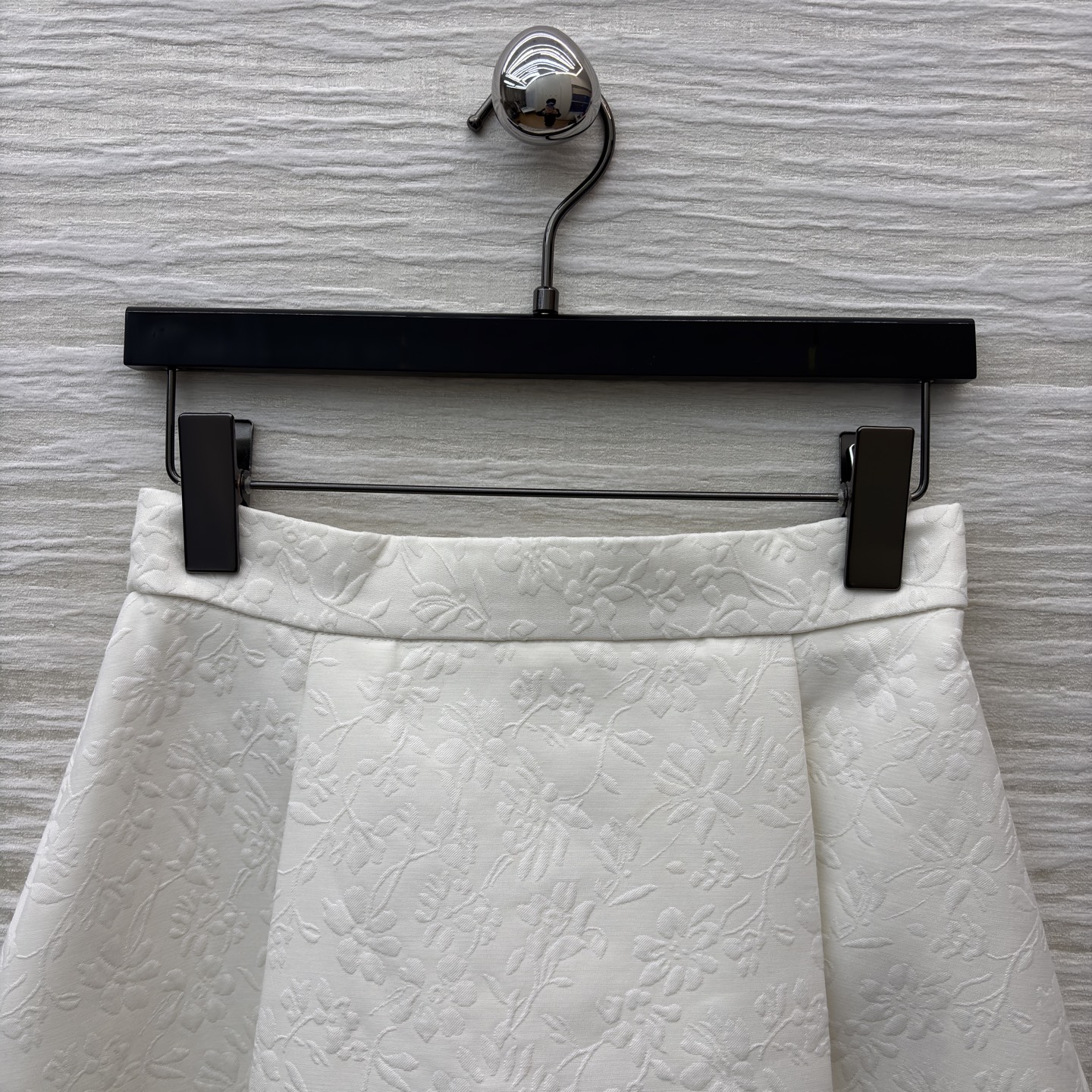 D家白色大摆裙半裙 自带肌理感的面料高级又有质感 伞裙版型藏肉还显腰细 可搭配同系列西装 大衣都能穿出氛