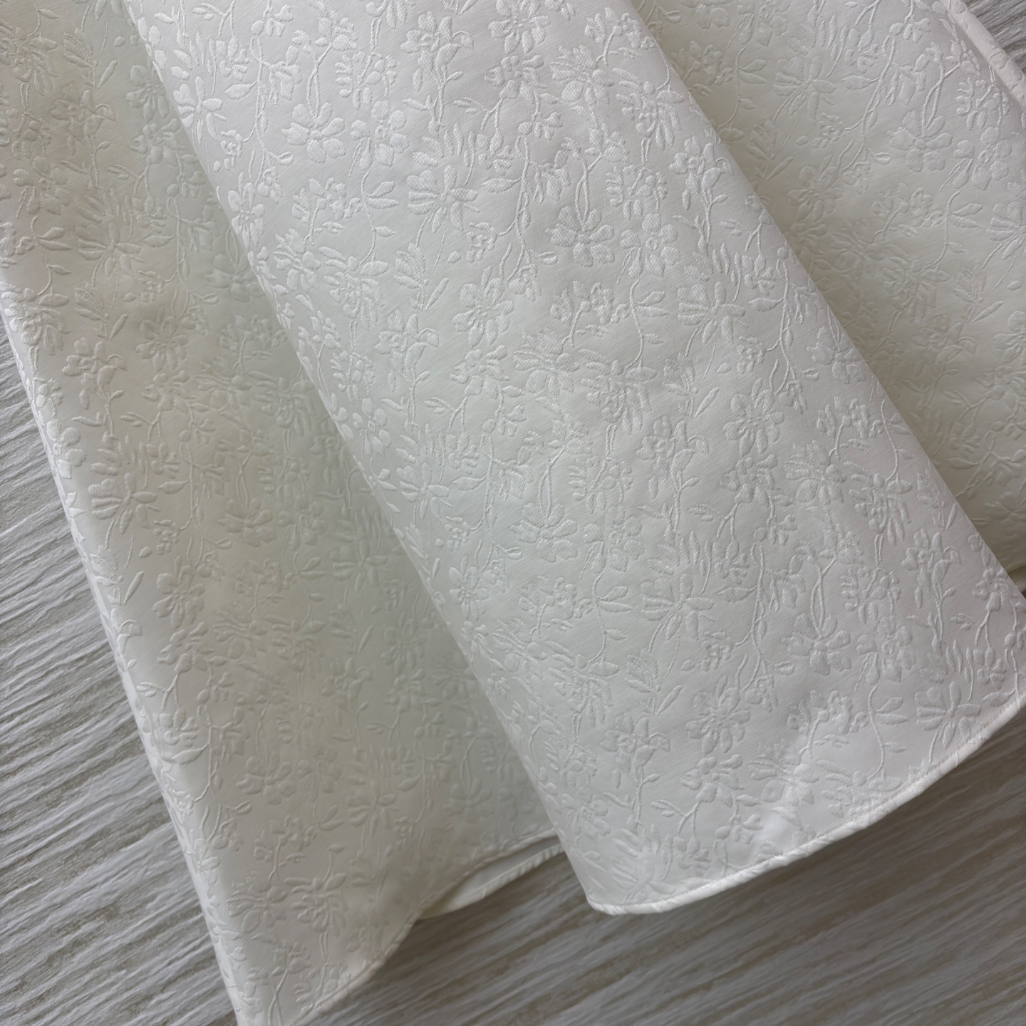 D家白色大摆裙半裙 自带肌理感的面料高级又有质感 伞裙版型藏肉还显腰细 可搭配同系列西装 大衣都能穿出氛