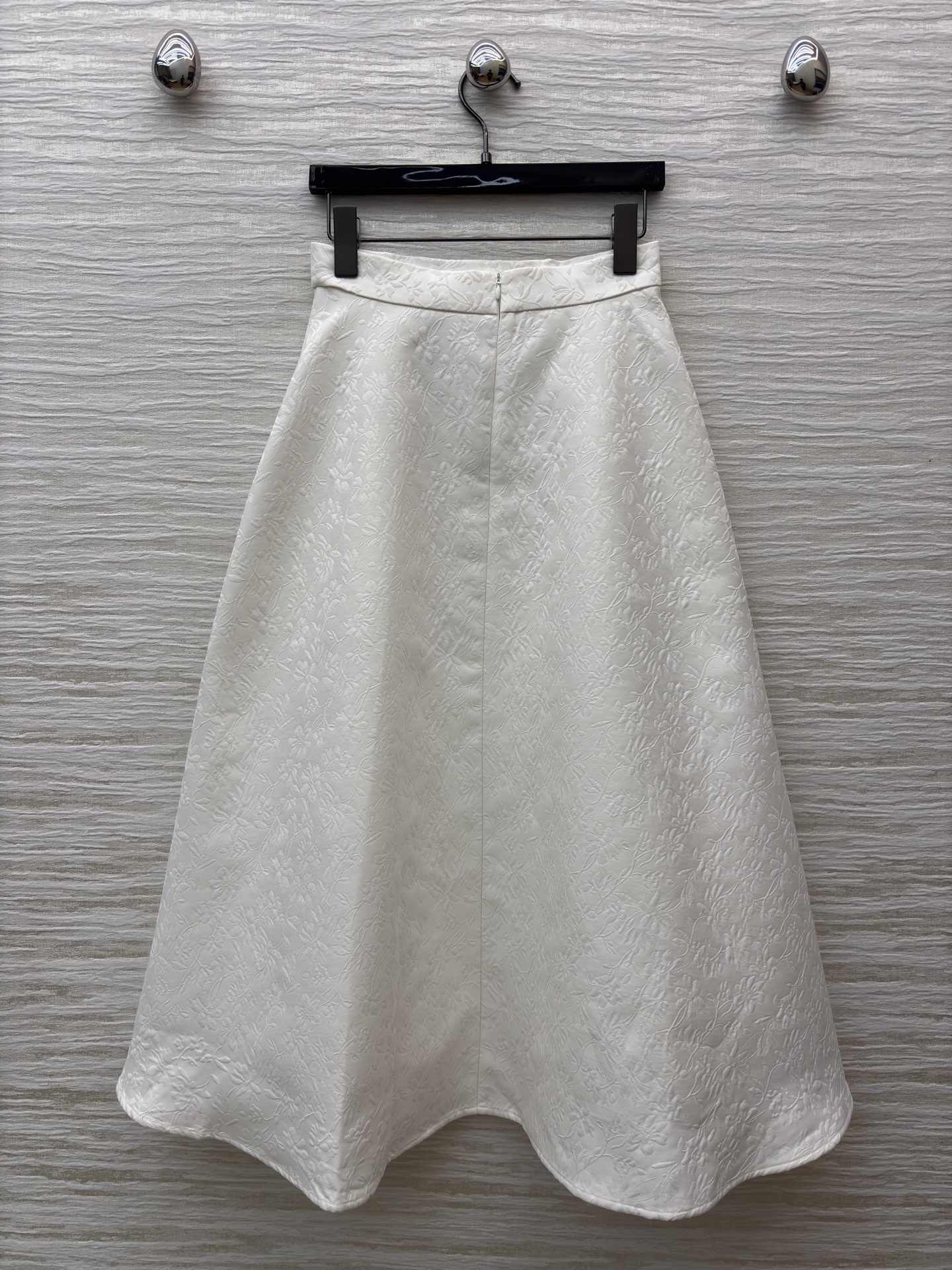 D家白色大摆裙半裙 自带肌理感的面料高级又有质感 伞裙版型藏肉还显腰细 可搭配同系列西装 大衣都能穿出氛