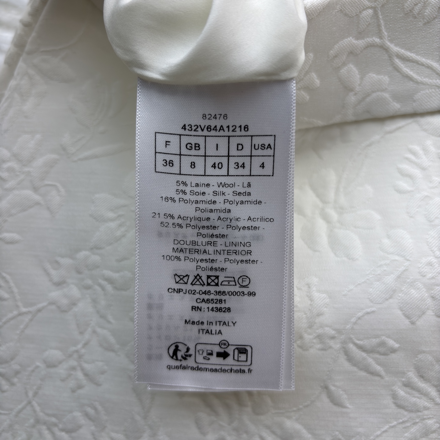 D家白色大摆裙半裙 自带肌理感的面料高级又有质感 伞裙版型藏肉还显腰细 可搭配同系列西装 大衣都能穿出氛