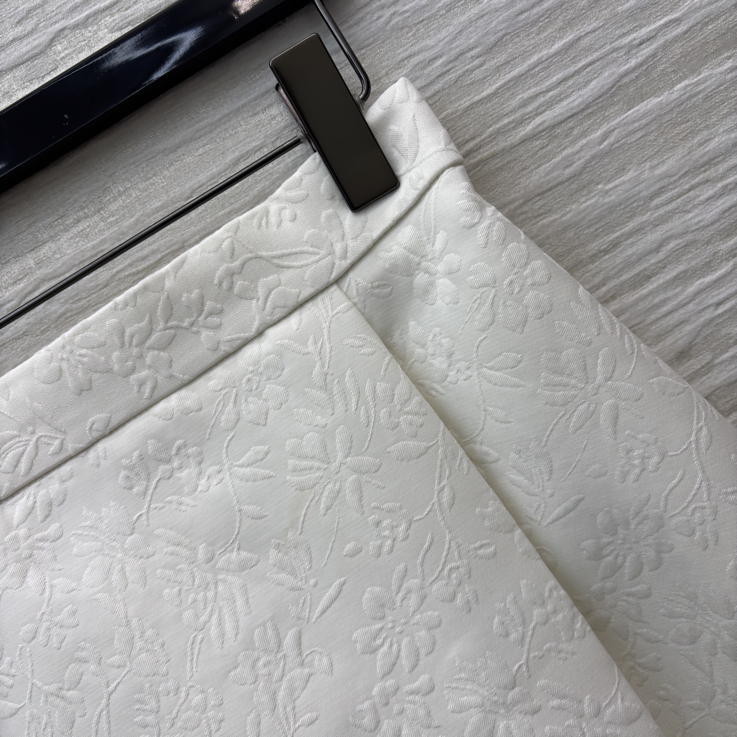 D家白色大摆裙半裙 自带肌理感的面料高级又有质感 伞裙版型藏肉还显腰细 可搭配同系列西装 大衣都能穿出氛