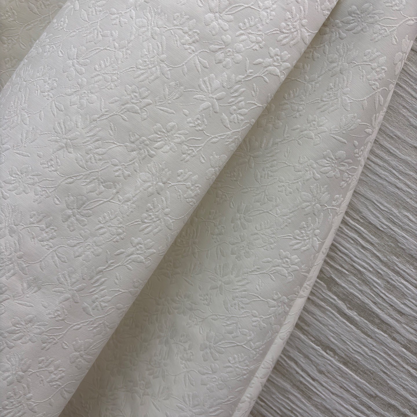 D家白色大摆裙半裙 自带肌理感的面料高级又有质感 伞裙版型藏肉还显腰细 可搭配同系列西装 大衣都能穿出氛