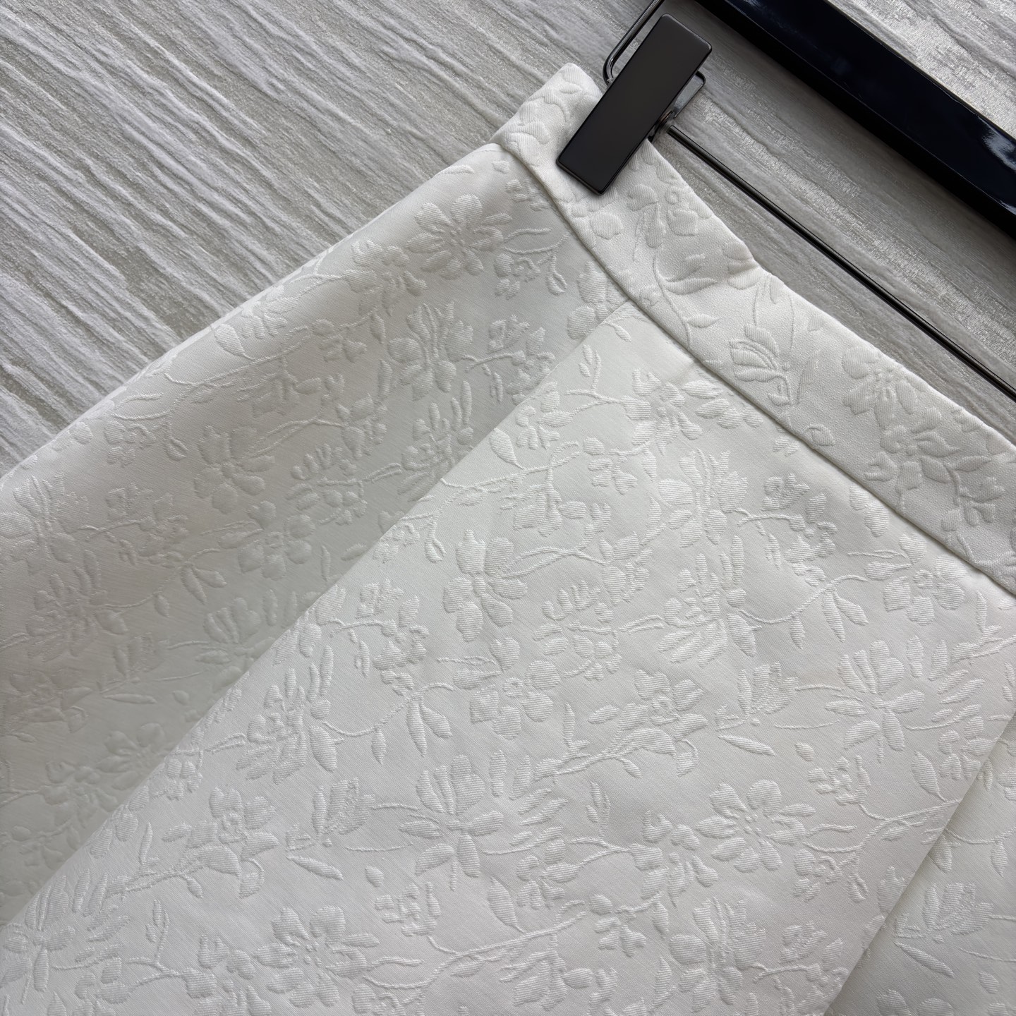 D家白色大摆裙半裙 自带肌理感的面料高级又有质感 伞裙版型藏肉还显腰细 可搭配同系列西装 大衣都能穿出氛