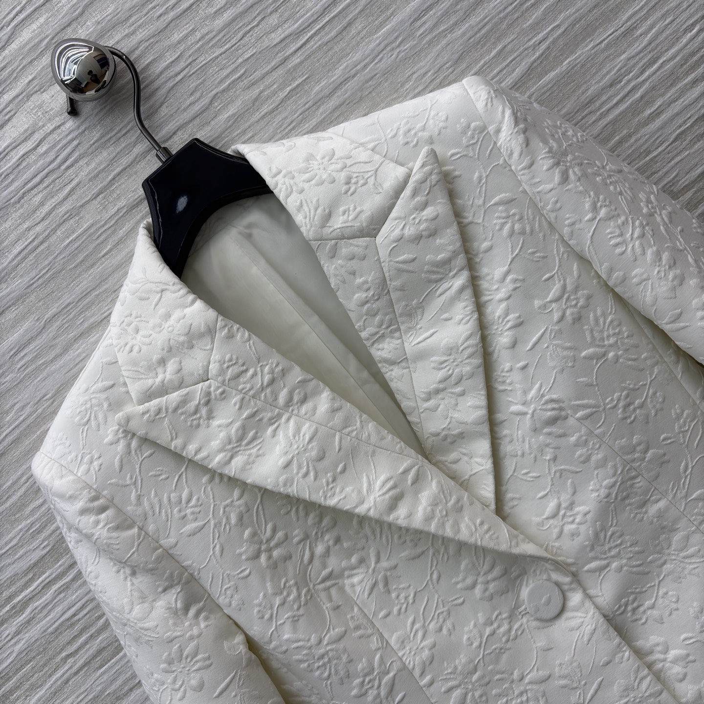 D家白色西装 自带暗纹肌理的面料精致又显贵 收腰剪裁刚好勾勒出利落线条 不管搭裙装还是裤装 都能轻松拿捏