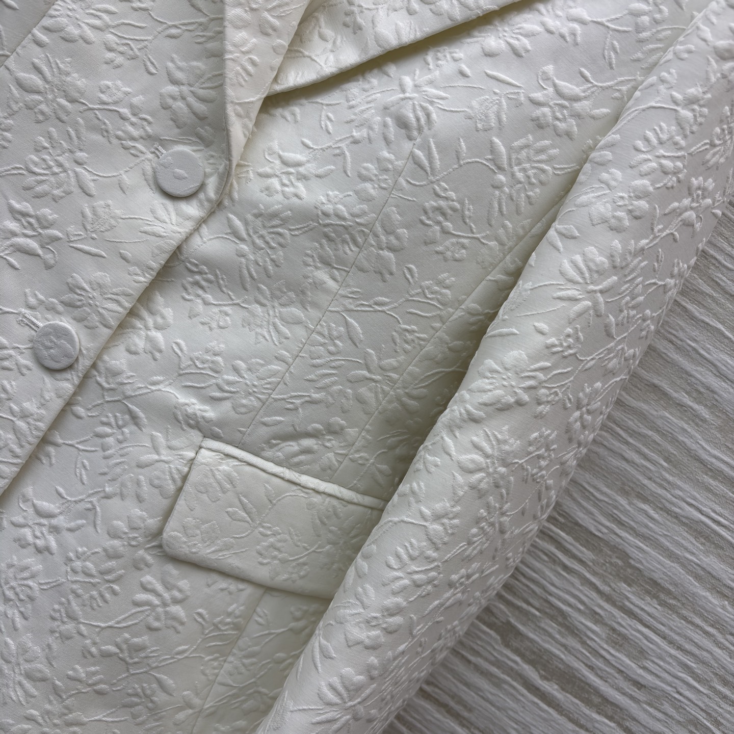 D家白色西装 自带暗纹肌理的面料精致又显贵 收腰剪裁刚好勾勒出利落线条 不管搭裙装还是裤装 都能轻松拿捏