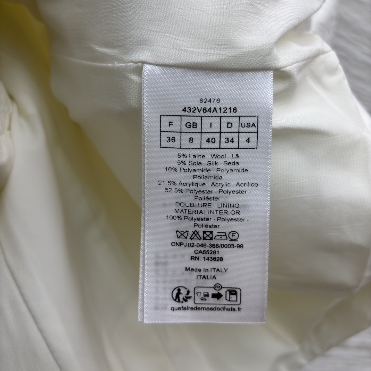 D家白色西装 自带暗纹肌理的面料精致又显贵 收腰剪裁刚好勾勒出利落线条 不管搭裙装还是裤装 都能轻松拿捏